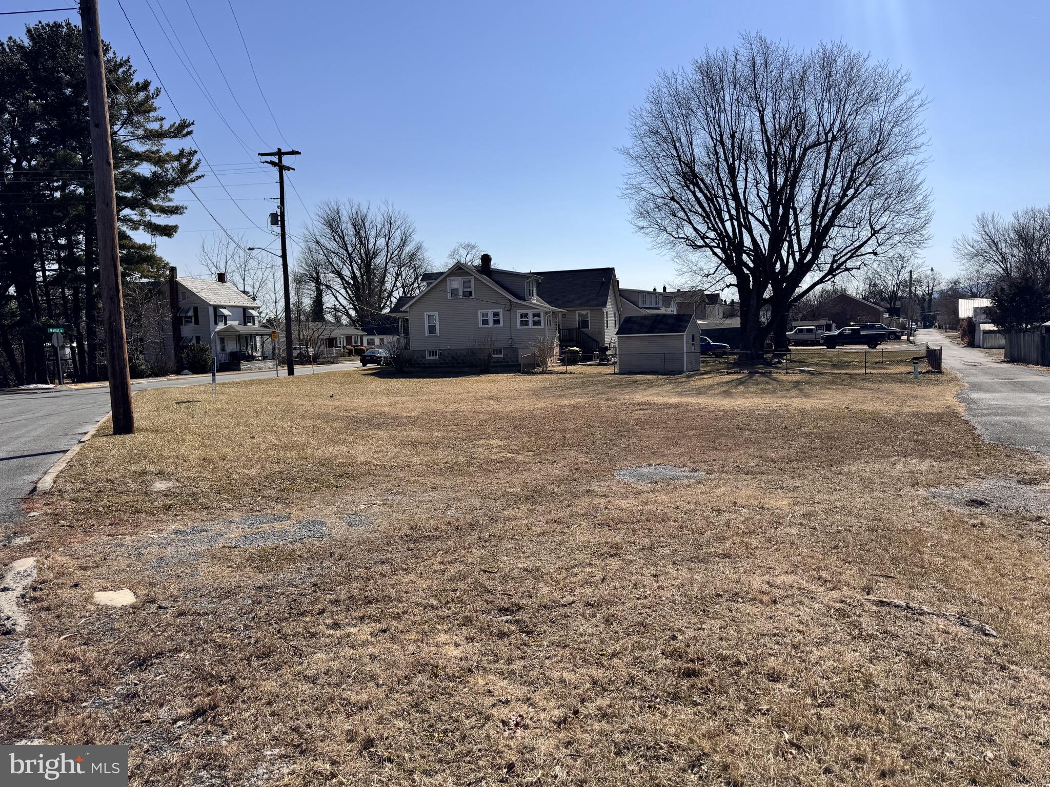 Main image without alt text