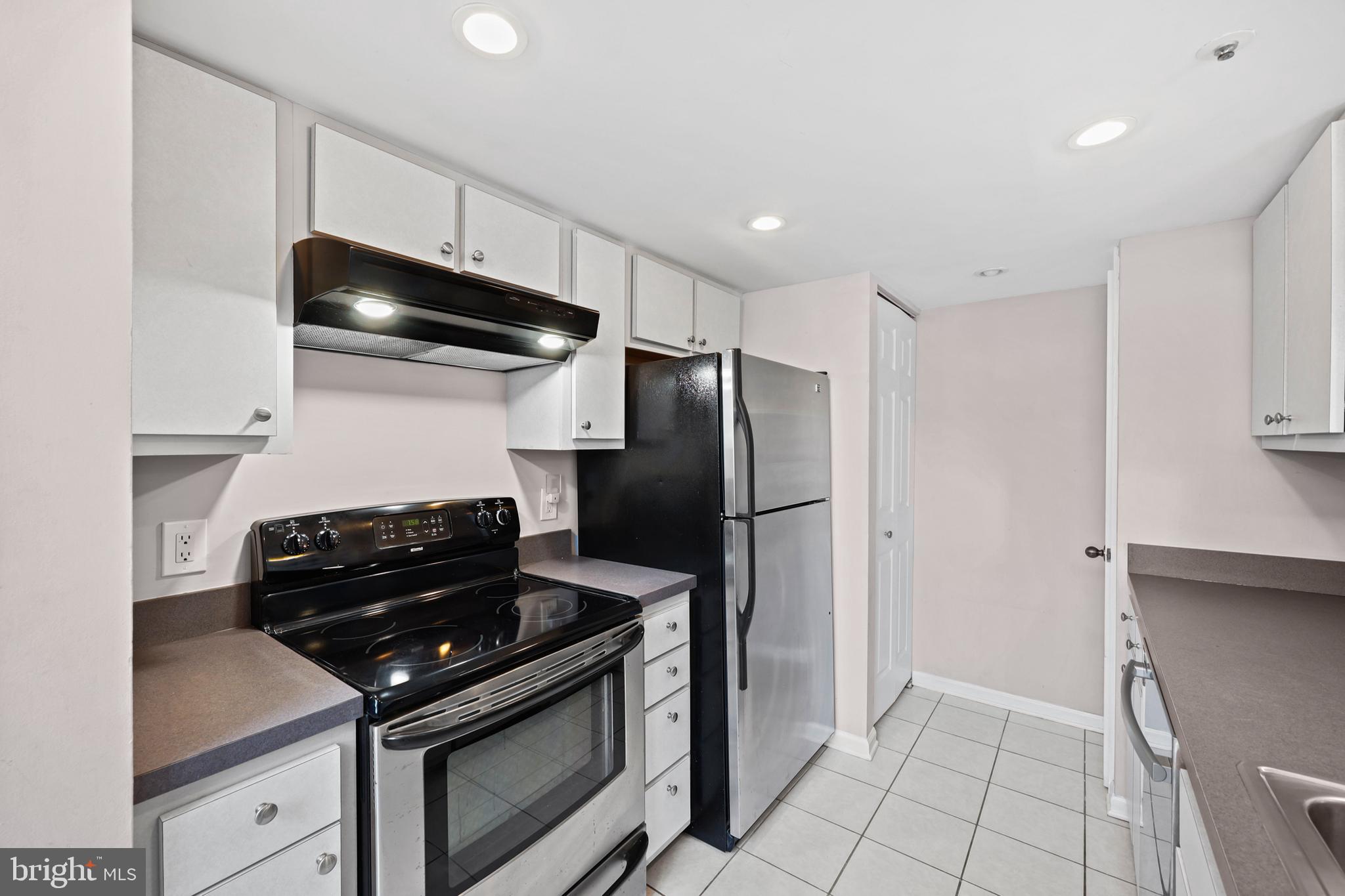 VISTAS AT LAUREL LAKES - Residential Lease