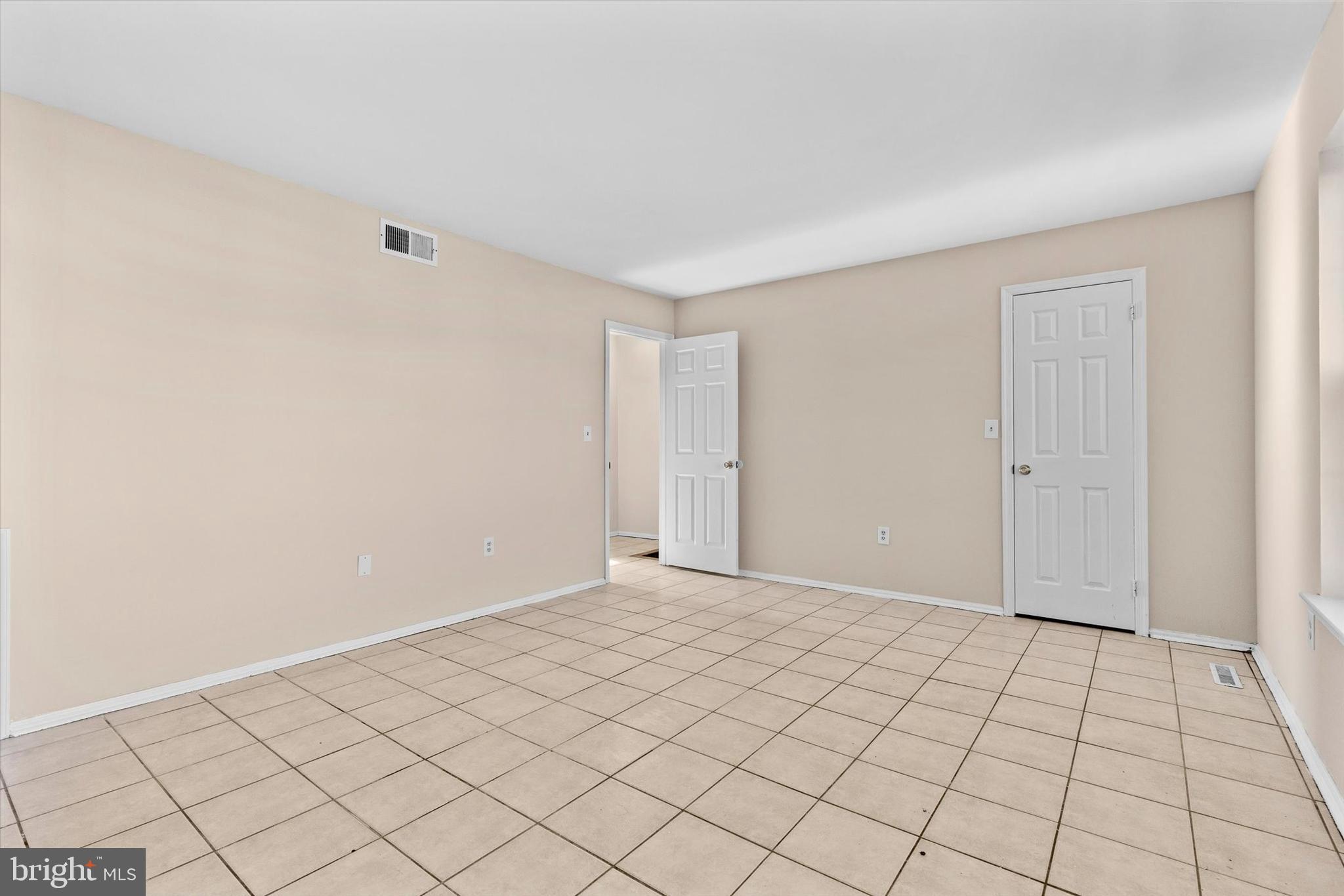 FOUR SEASONS - Residential