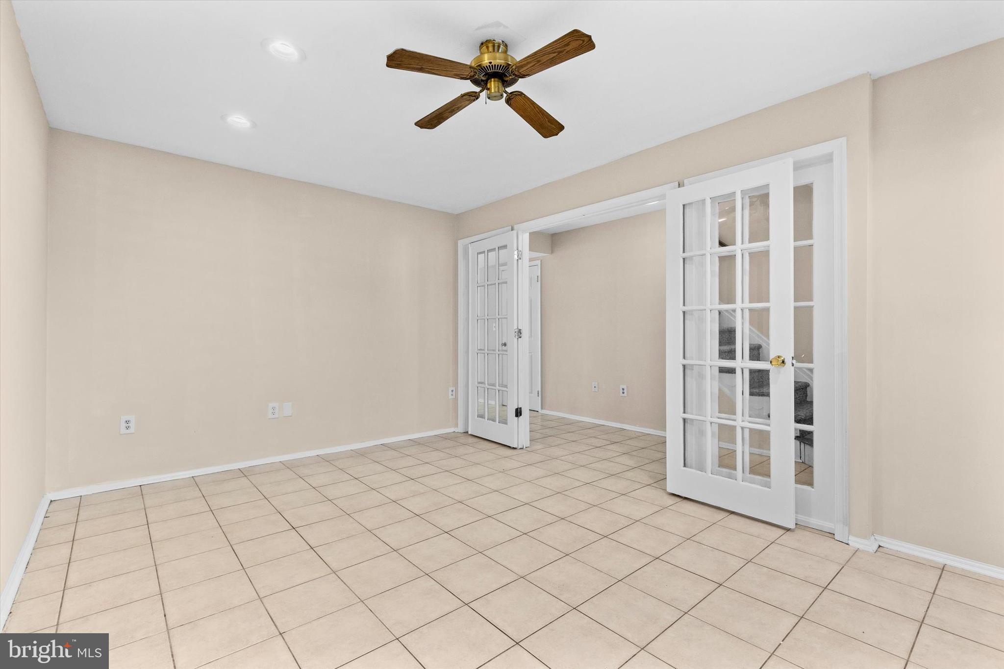 FOUR SEASONS - Residential