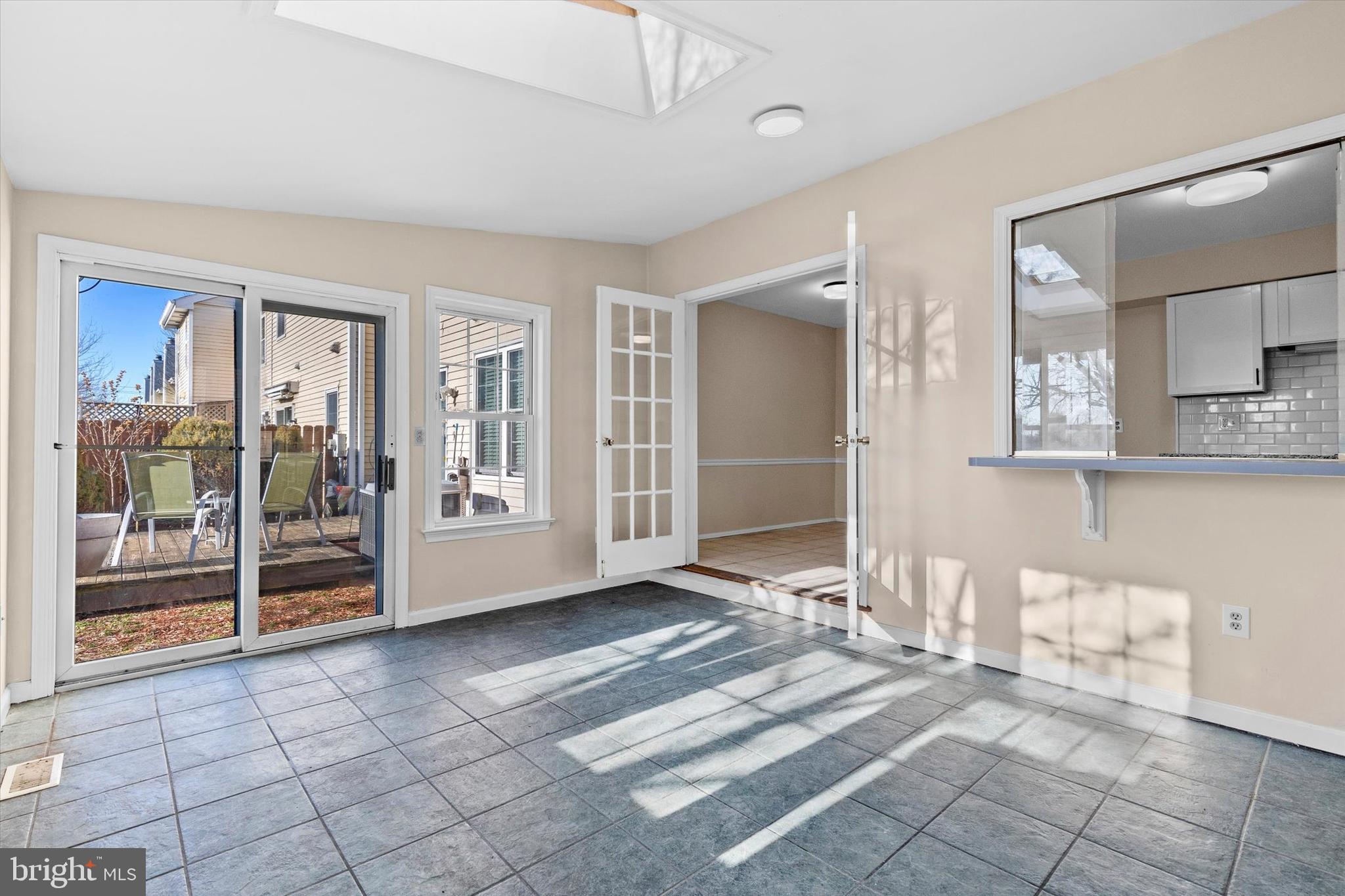 FOUR SEASONS - Residential