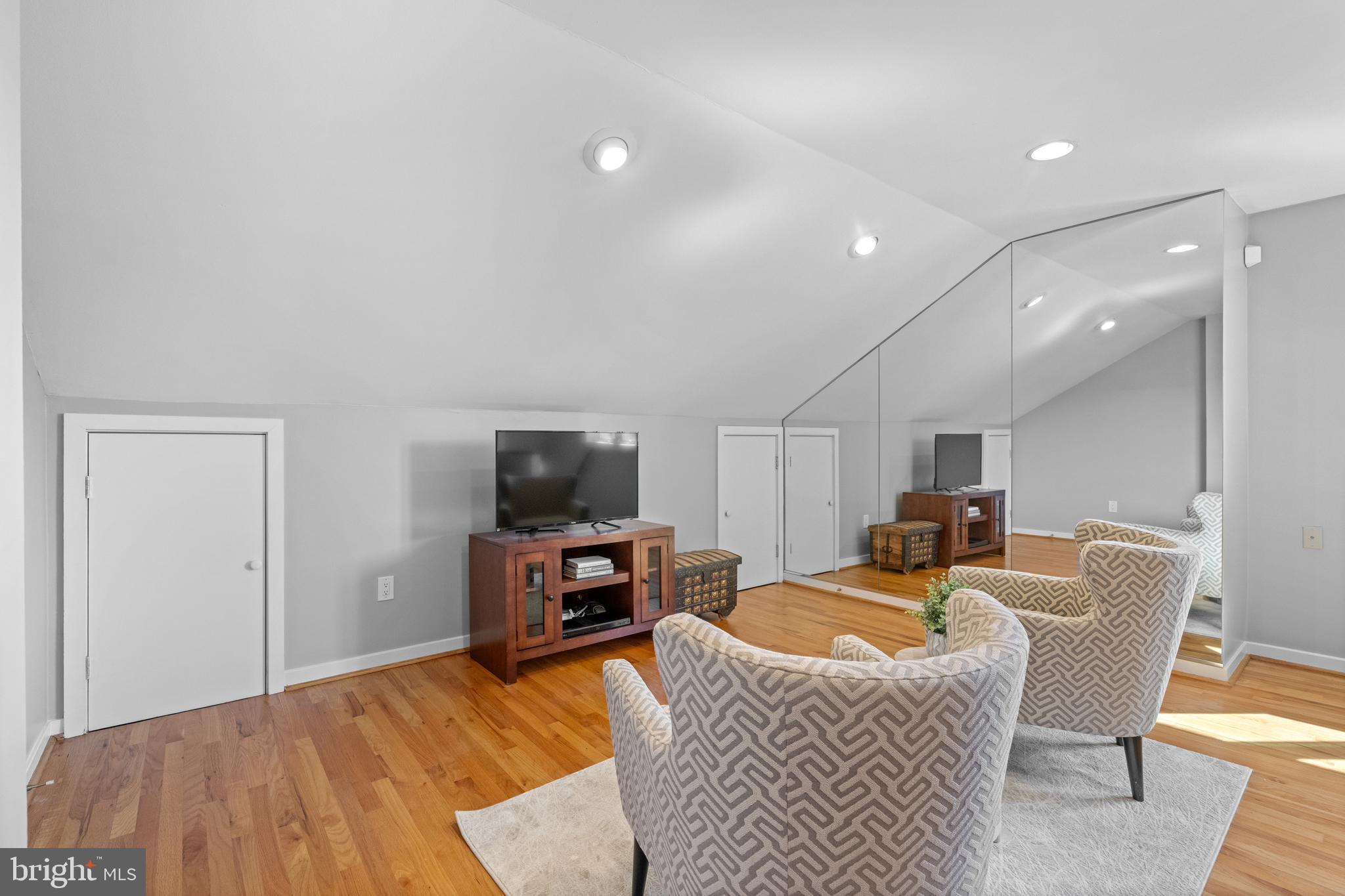 SOCIETY HILL - Residential
