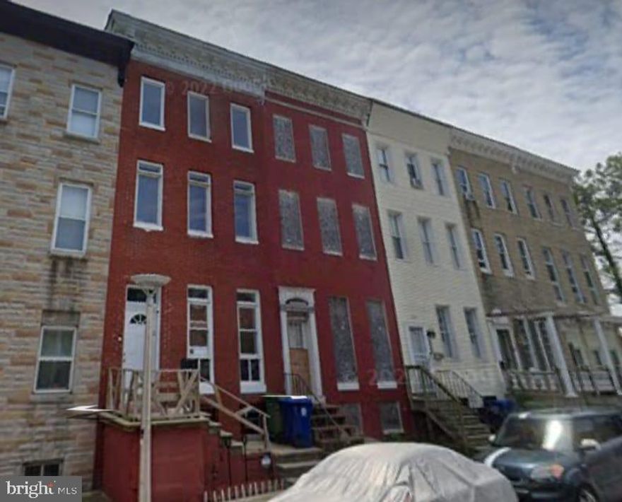 200K + comps, Investment Potential: With updates, this property can become a cash flow machine or a valuable addition to your investment portfolio.
Steady Income: This townhouse can generate very good rental income, making it an excellent choice for investors.
House need work, sold as-is.
