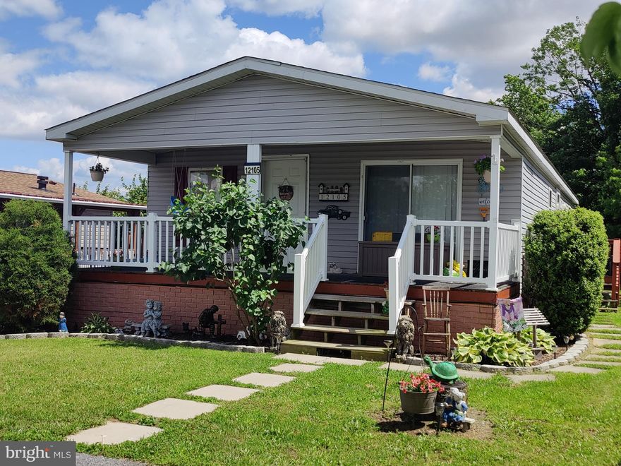 Great price for this 1440 sq ft, 2003 Manufactured home in great condition located in a well cared for community!  Local Lenders in the documents that will finance.  Open floor plan for main living area.  Breakfast bar, plenty of upgraded cabinets, gas stove in the spacious kitchen area.  The primary bedroom large enough for king bed, primary bath with double sinks, soaking tub and separate shower.  Bedrooms 2 and 3 are also nice sized. Separate laundry room large enough for full sized machines.  Outdoor shed for more storage. Very good condition, come take a look!  More desirable cul de sac location. Owner asks to consider Robinson and Robinson for closing.