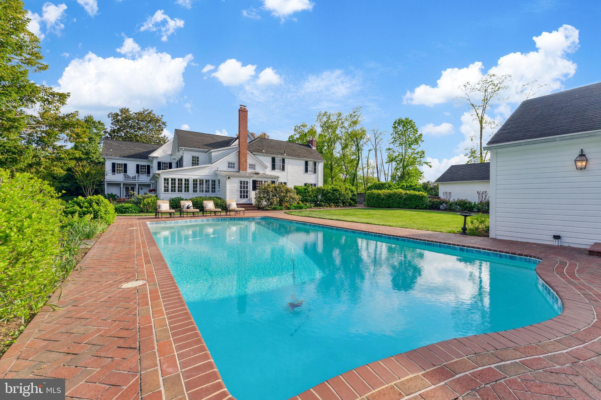 MCLEAN ESTATES - Residential