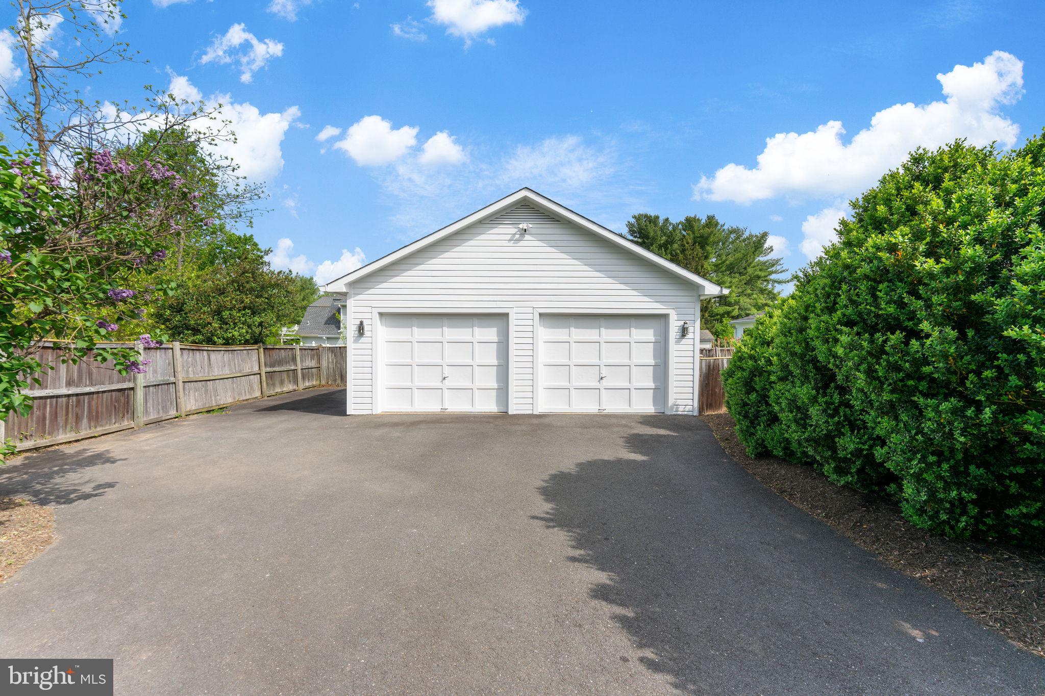 MCLEAN ESTATES - Residential