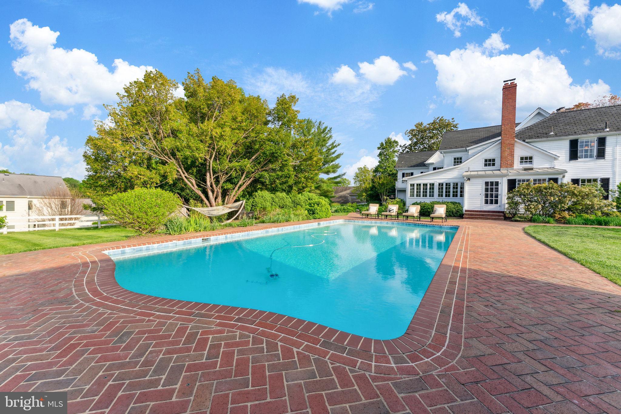 MCLEAN ESTATES - Residential