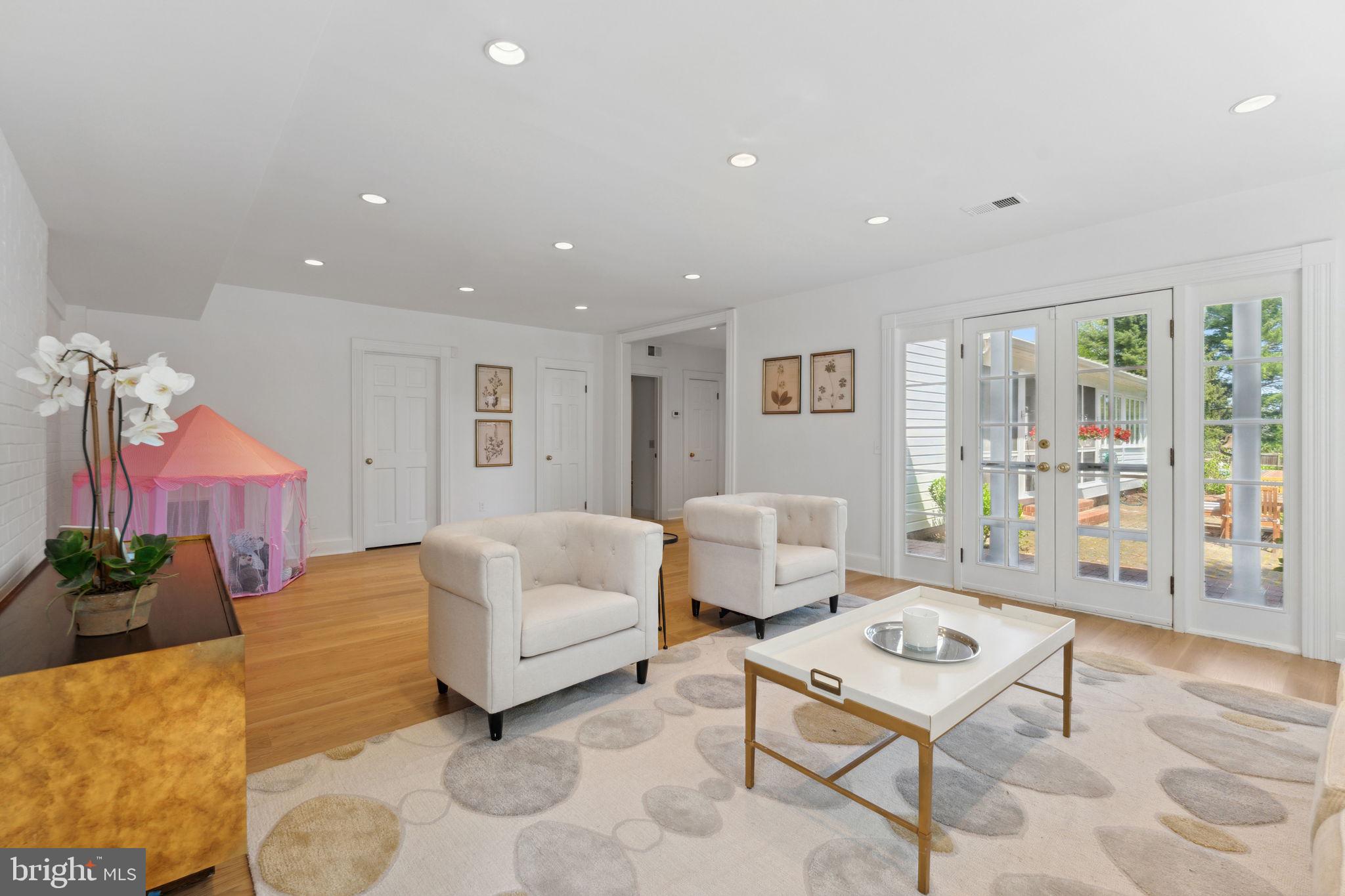 MCLEAN ESTATES - Residential