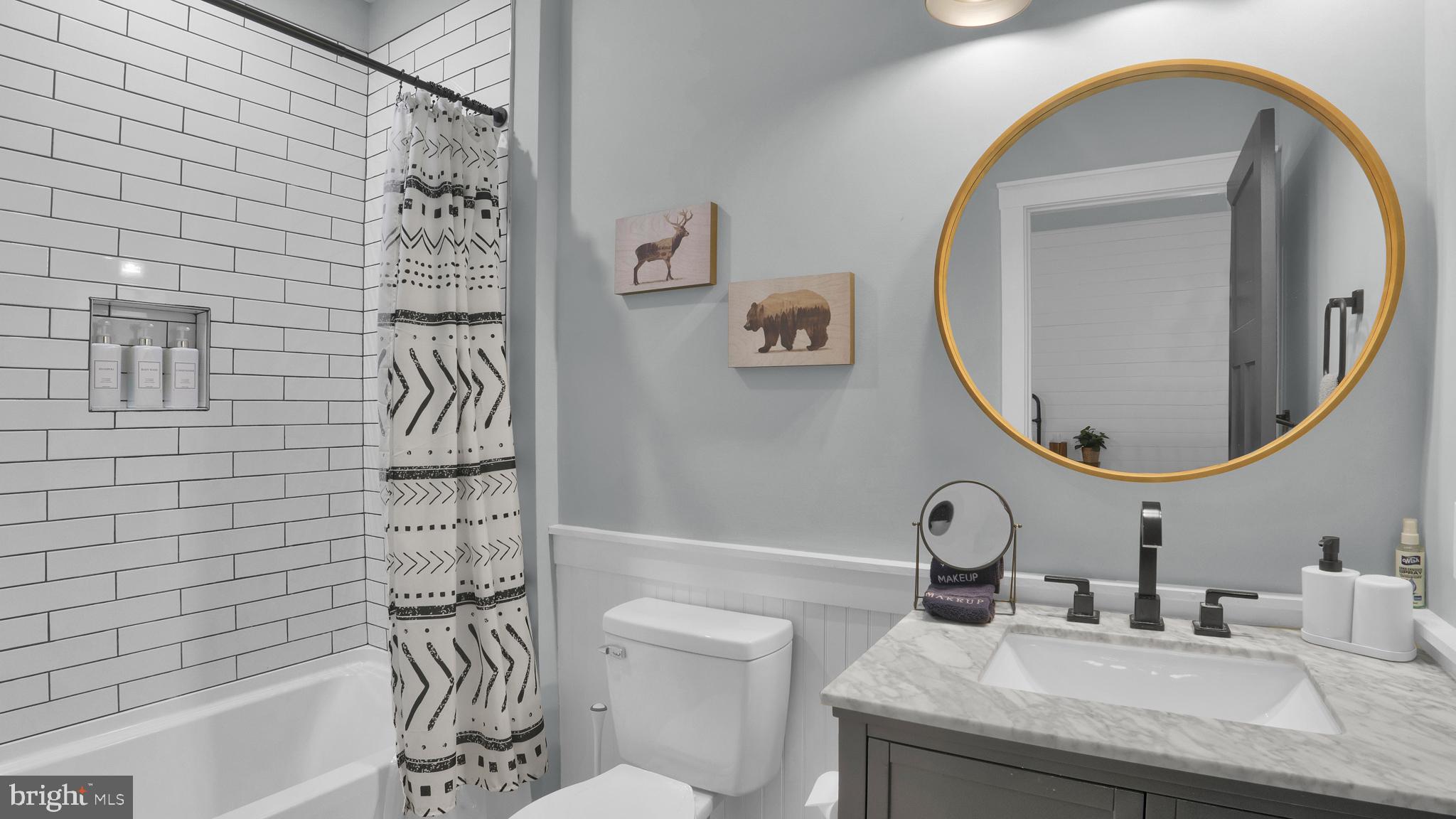 ARROWHEAD  LAKES - Residential