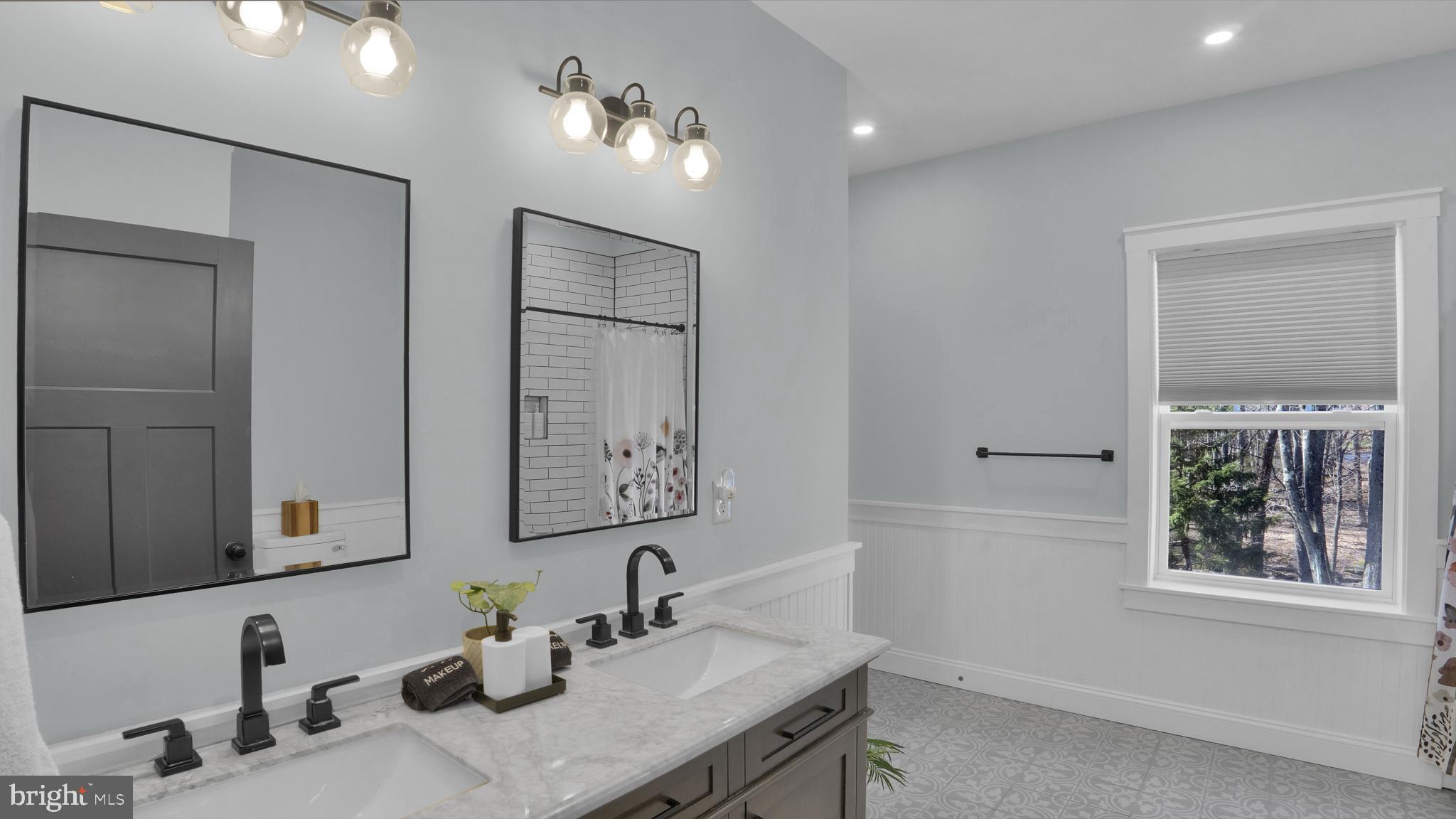 ARROWHEAD  LAKES - Residential