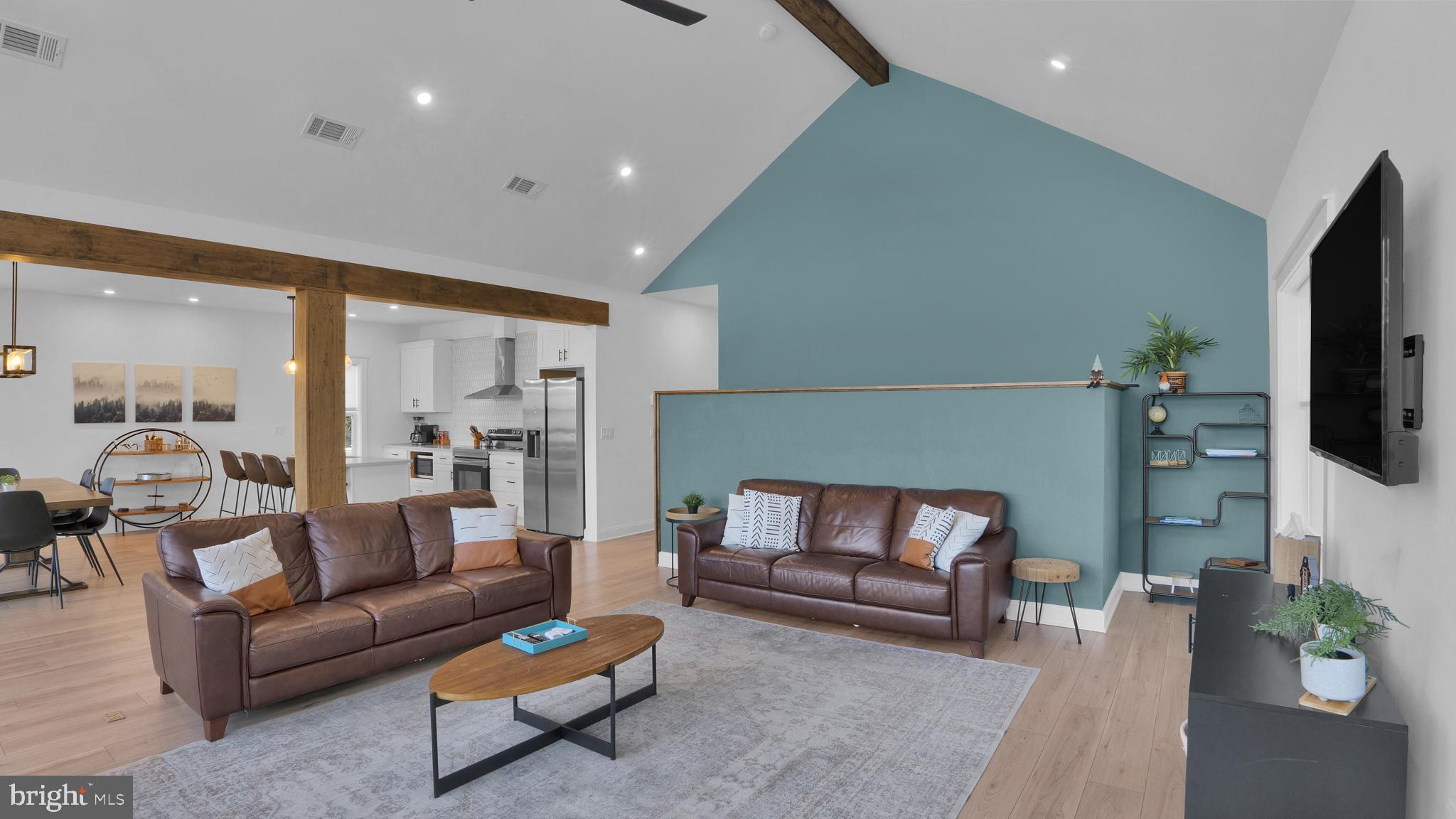 ARROWHEAD  LAKES - Residential