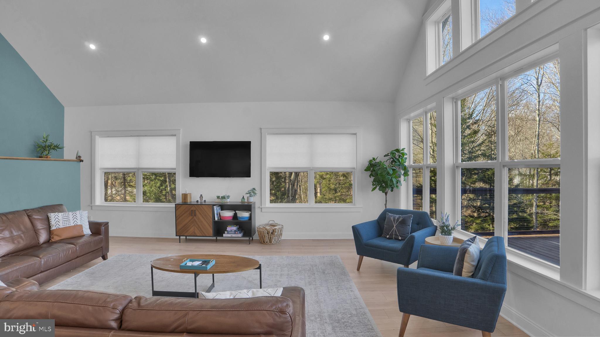 ARROWHEAD  LAKES - Residential