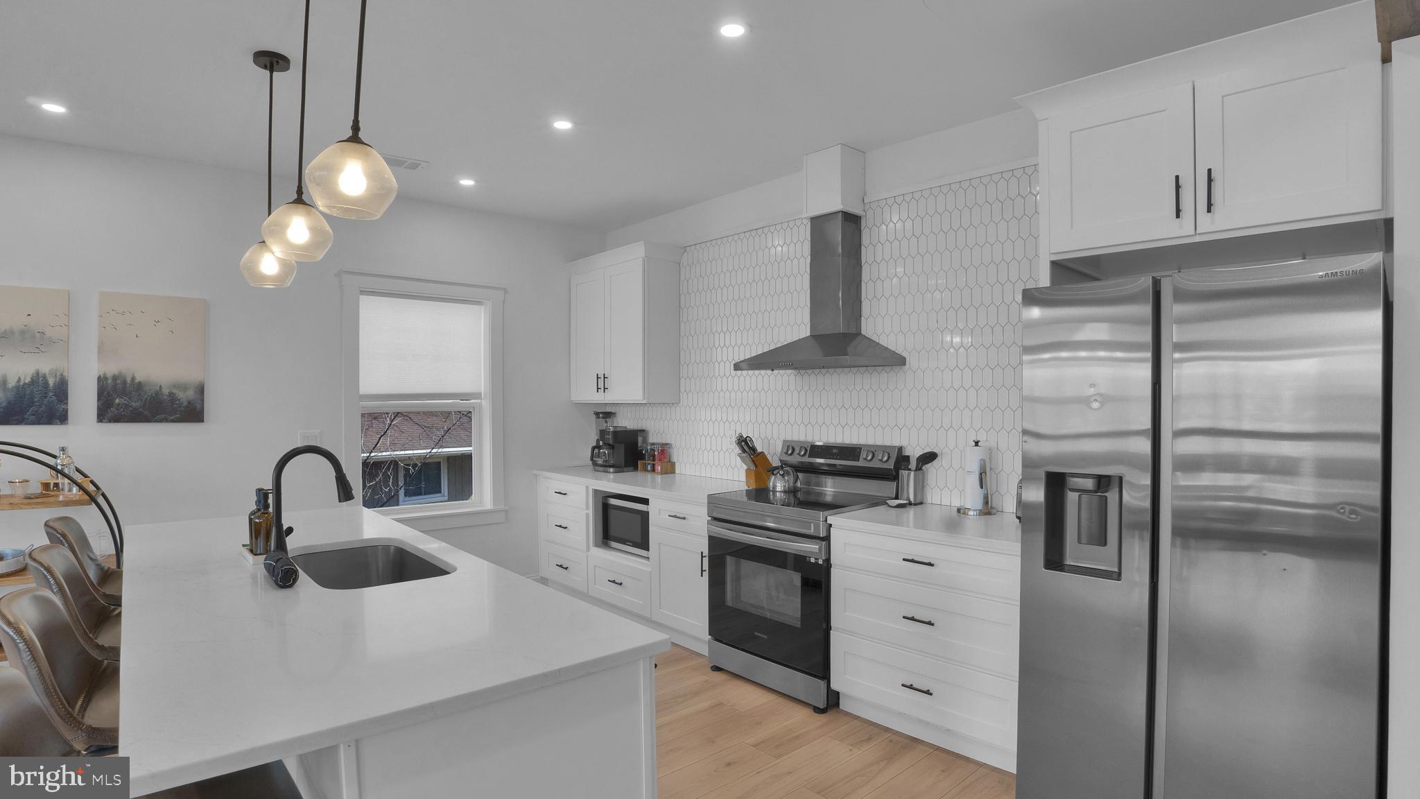 ARROWHEAD  LAKES - Residential