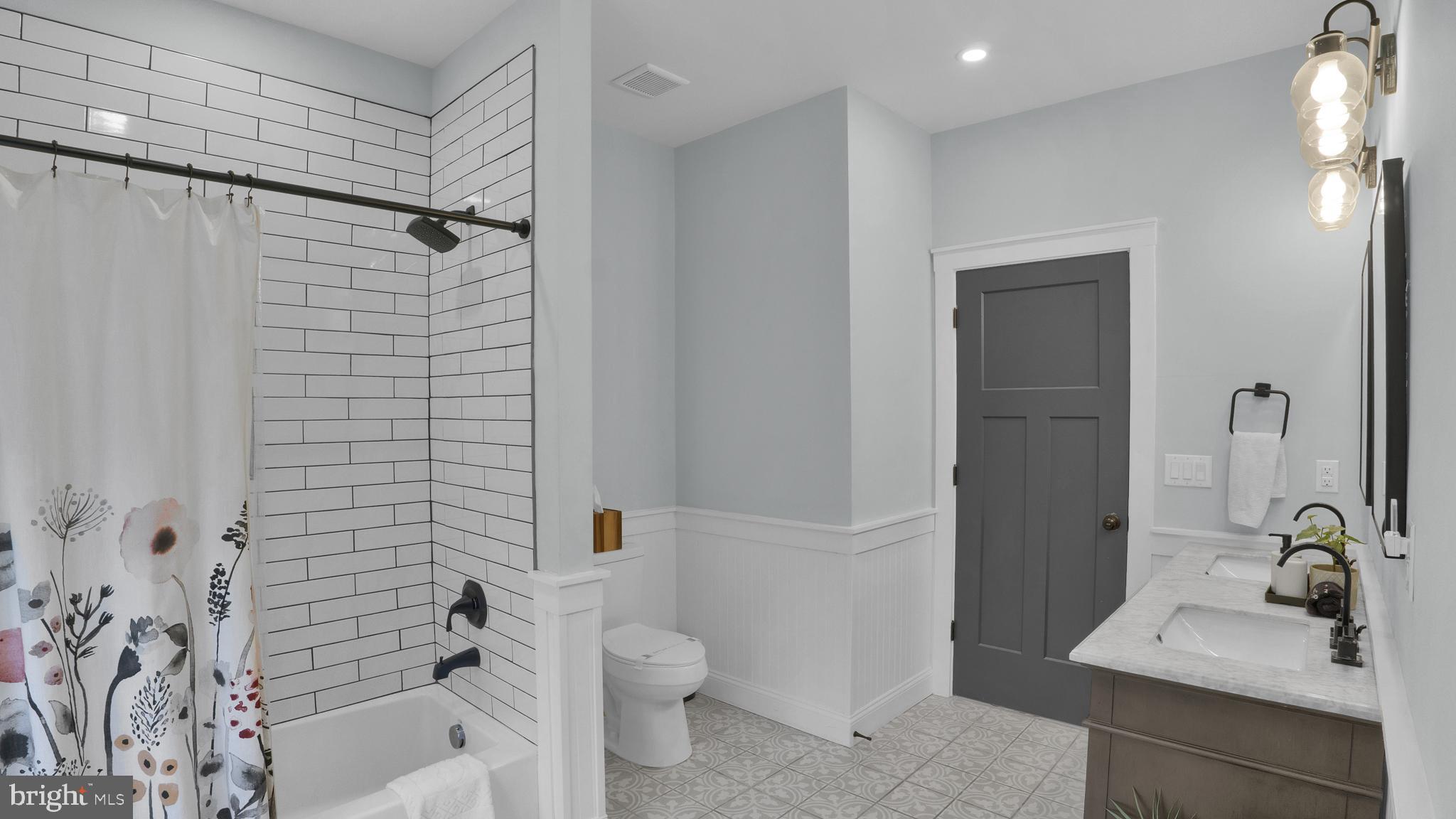 ARROWHEAD  LAKES - Residential