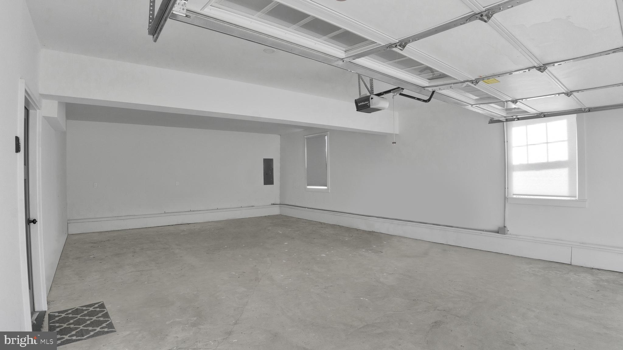 ARROWHEAD  LAKES - Residential