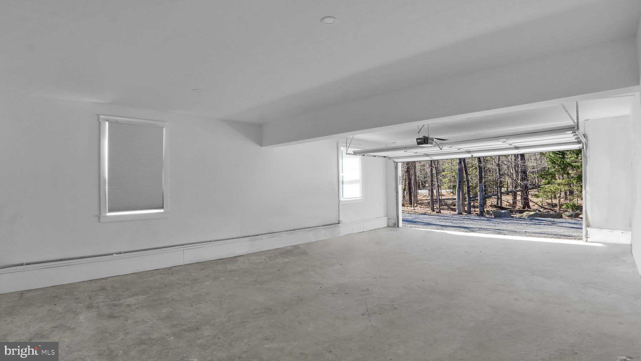 ARROWHEAD  LAKES - Residential