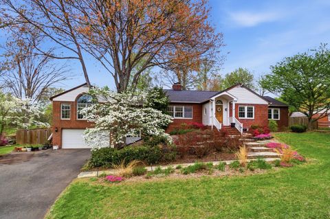 Photo of 4637 Randolph Drive, ANNANDALE, VA 22003 (MLS # VAFX2303554)