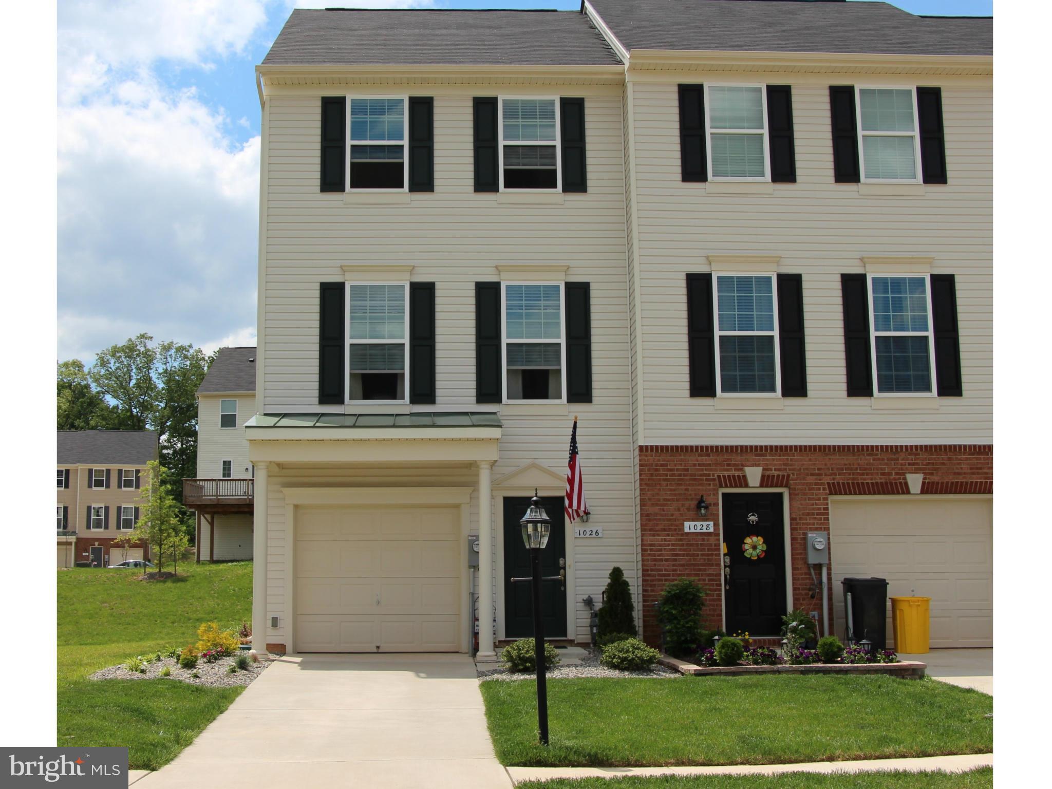 CHARMING DESCRIBES THIS 3 LEVEL 2 BEDROOM, 2 1/2 BATH "END UNIT" TOWNHOME. MASTER BEDROOM W/FULL BATH, DOUBLE SINKS, SECOND BEDROOM WITH A FULL BATH, LIVING AREA OPEN WITH SPACIOUS LIVING ROOM, KITCHEN WITH GRANITE ISLAND AND TABLE SPACE. ENJOY THE FITNESS CENTER, POOL, SPORTS COURT, TENNIS COURT AND DOG PARK ALL WITHIN A SHORT WALKING DISTANCE AND CLOSE TO SHOPPING. YOU WON'T BE DISAPPOINTED!