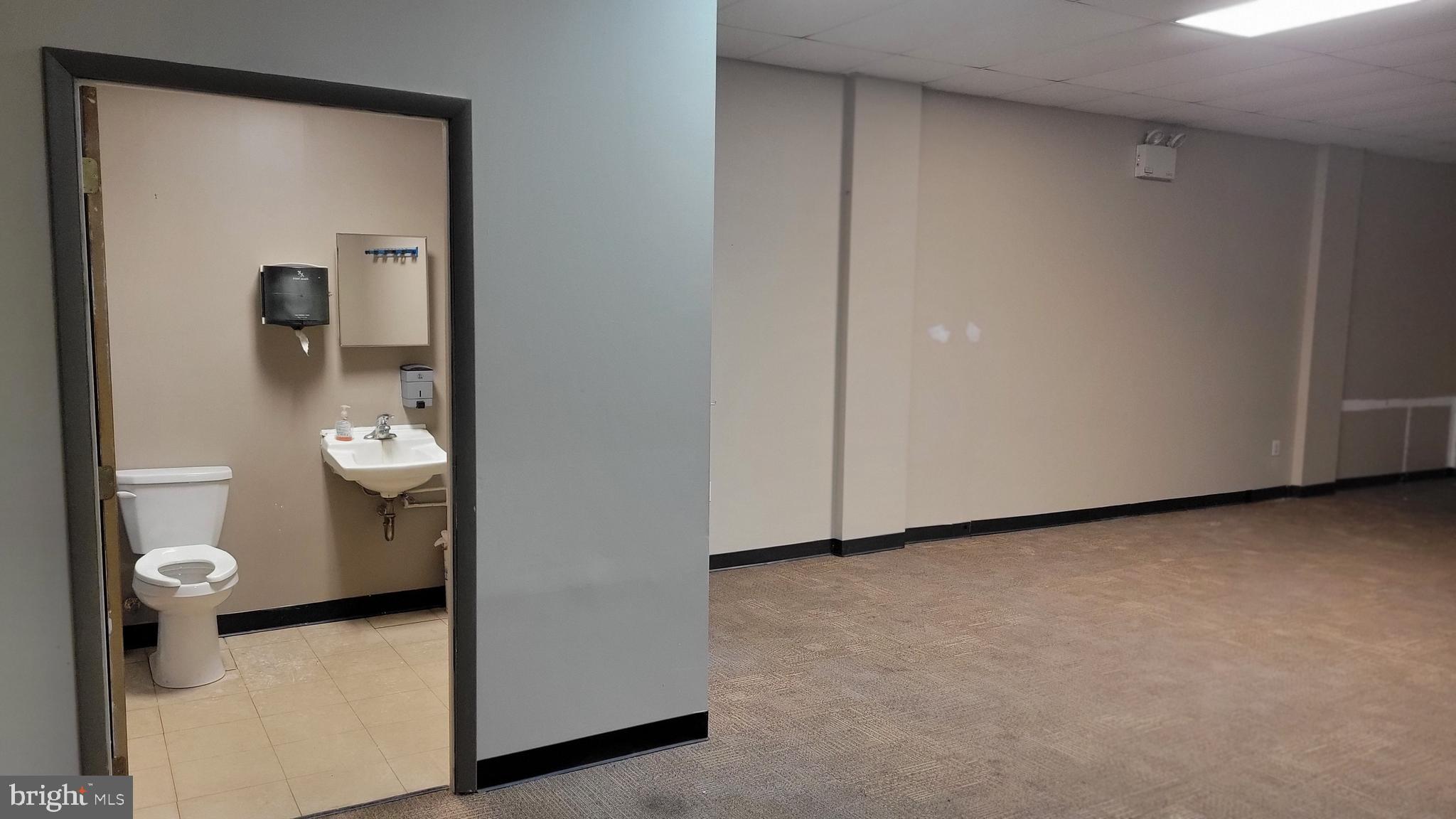 UNIVERSITY CITY - Commercial Lease