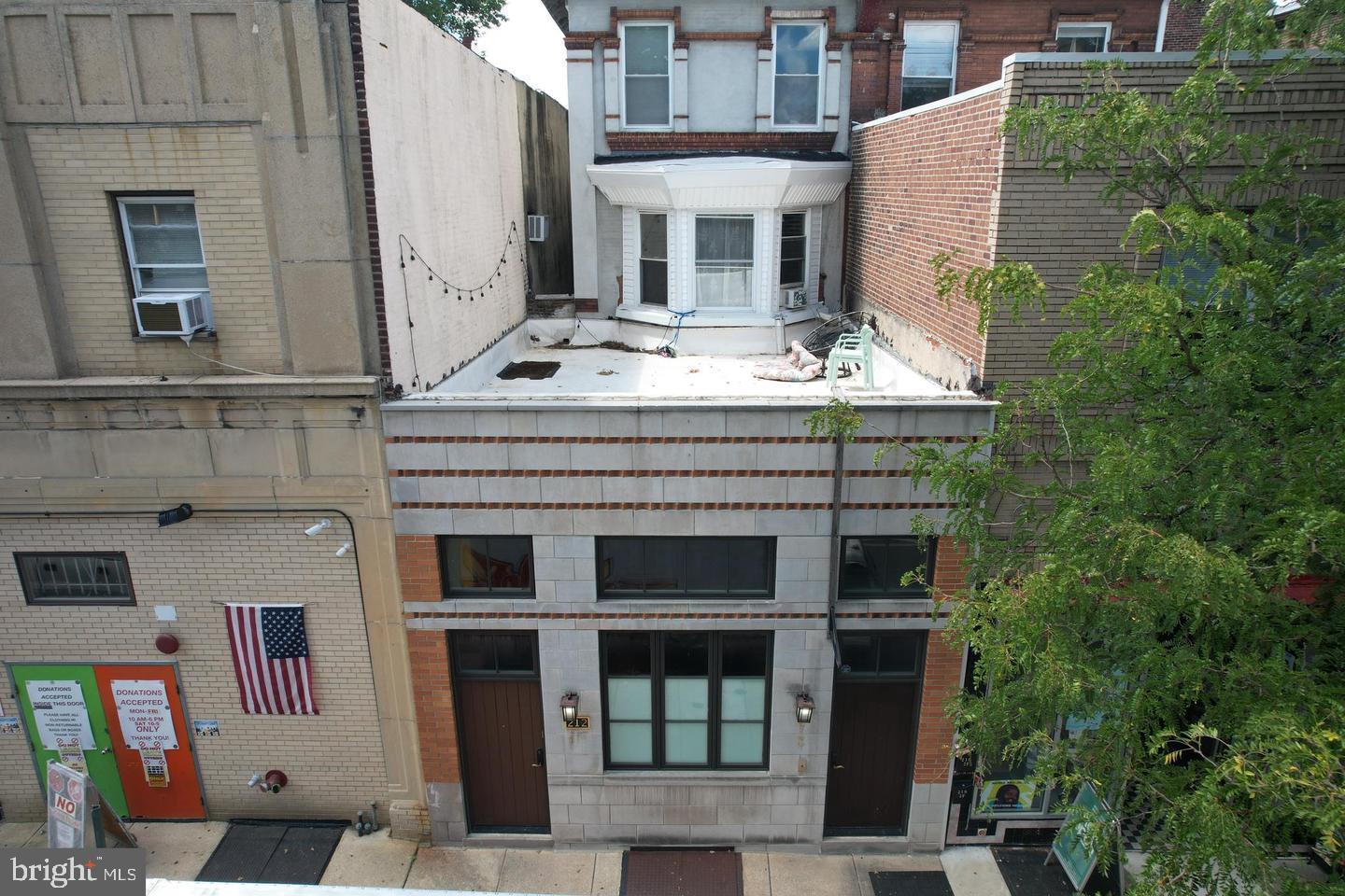 Spacious bi-level apartment in the Spruce Hill section of Philadelphia, added bonus located in the Penn-Alexander School Catchment. Unit #3 includes 4 Bedrooms, 2 Baths. Prime location, close to UPenn, Chop, Drexel University, Science Center, and 10 minutes from Center City. Students are welcome with proof of income or parents as co-signers.
Washer and dryer conveniently located in unit