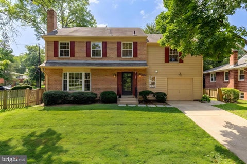 Photo of 5300 Alta Vista Road, BETHESDA, MD 20814 (MLS # MDMC2231264)
