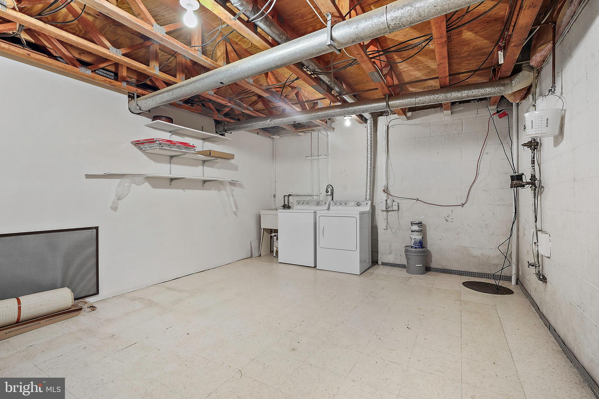 LAKEWINDS - Residential Lease