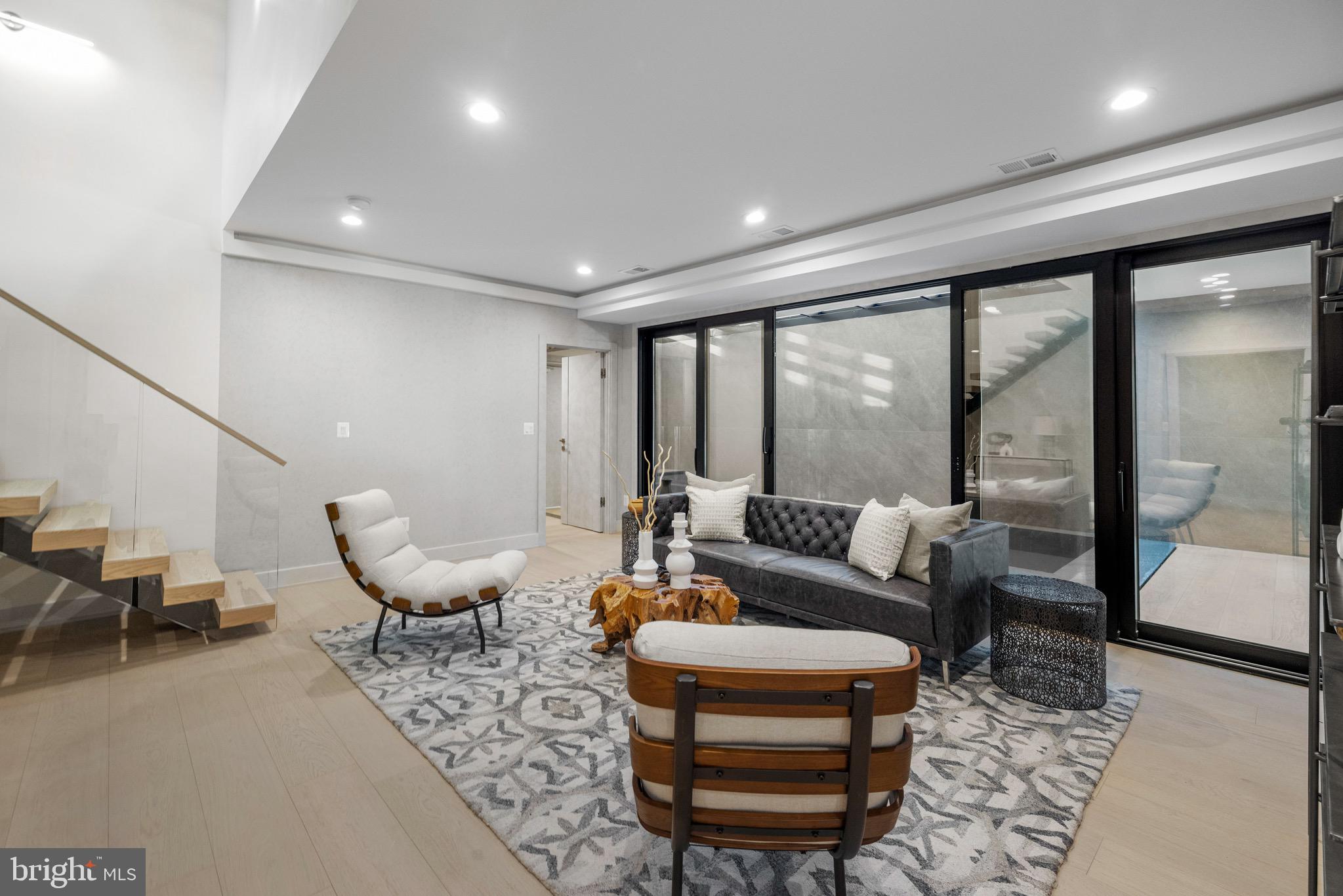 MCLEAN MANOR - Residential