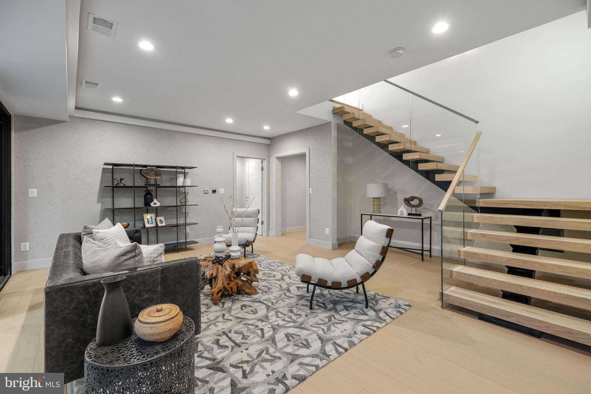 MCLEAN MANOR - Residential