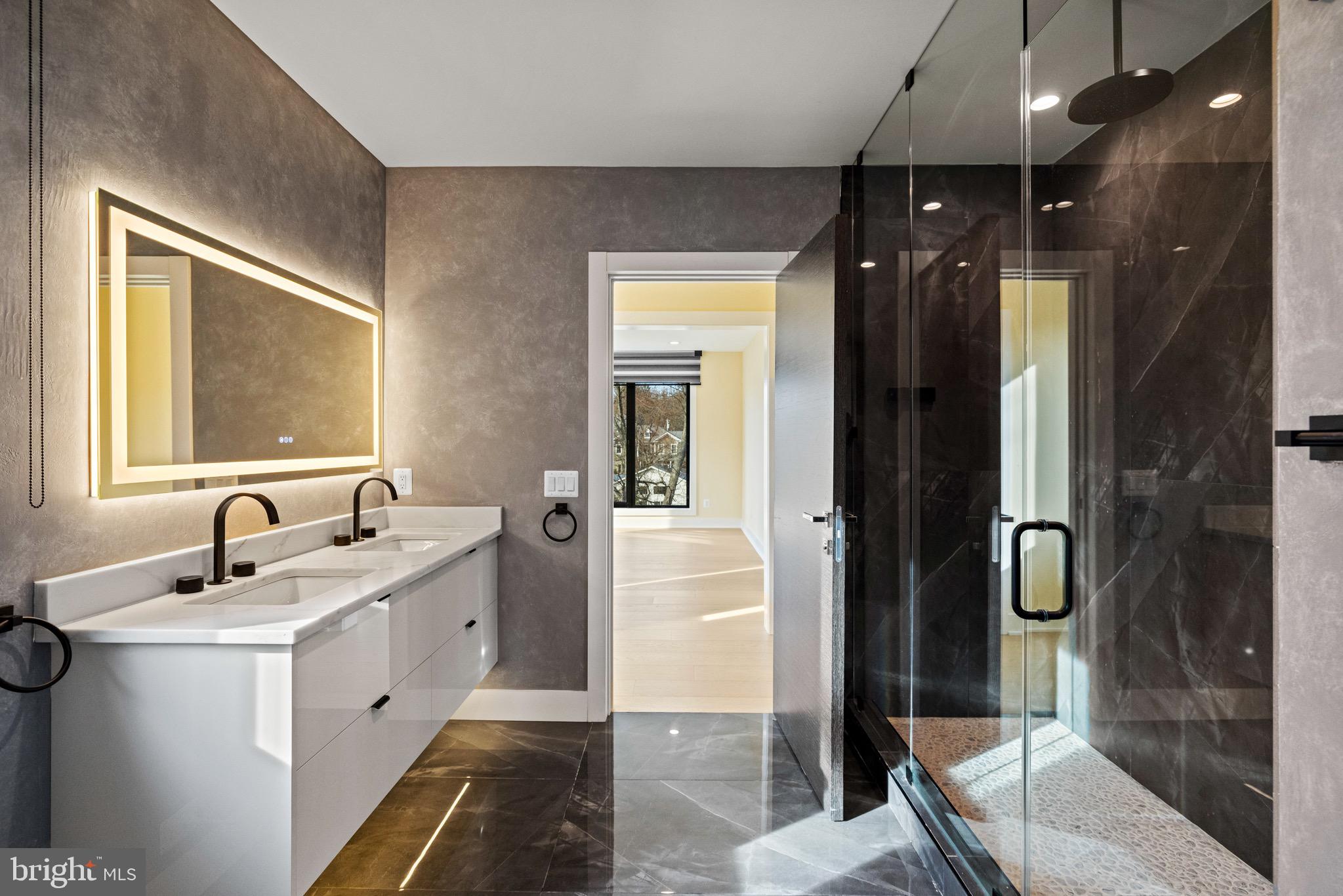 MCLEAN MANOR - Residential