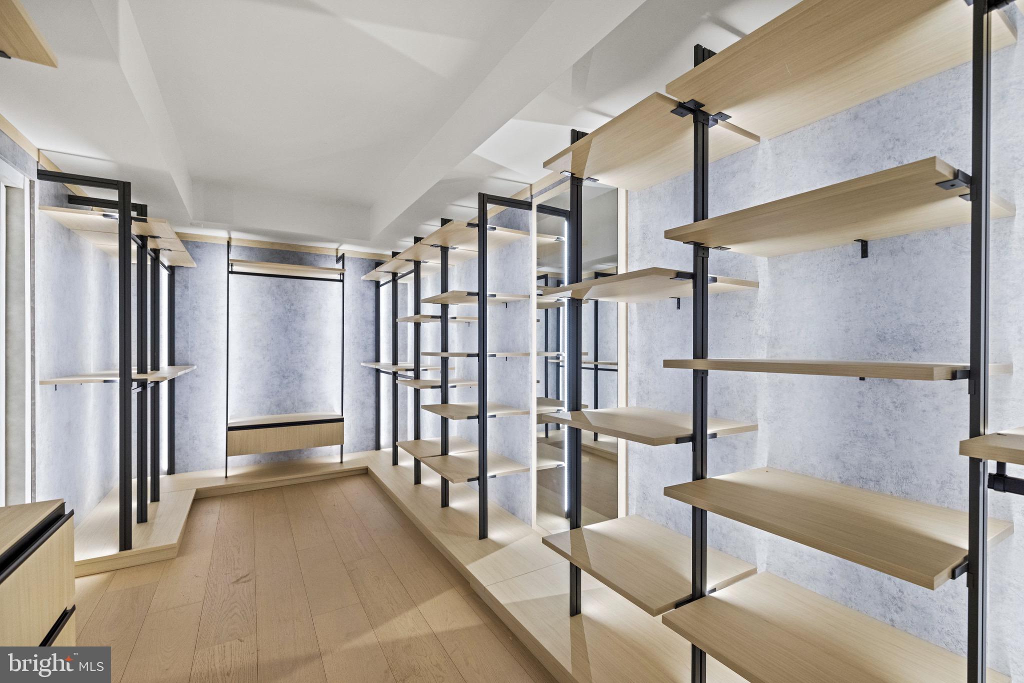 MCLEAN MANOR - Residential