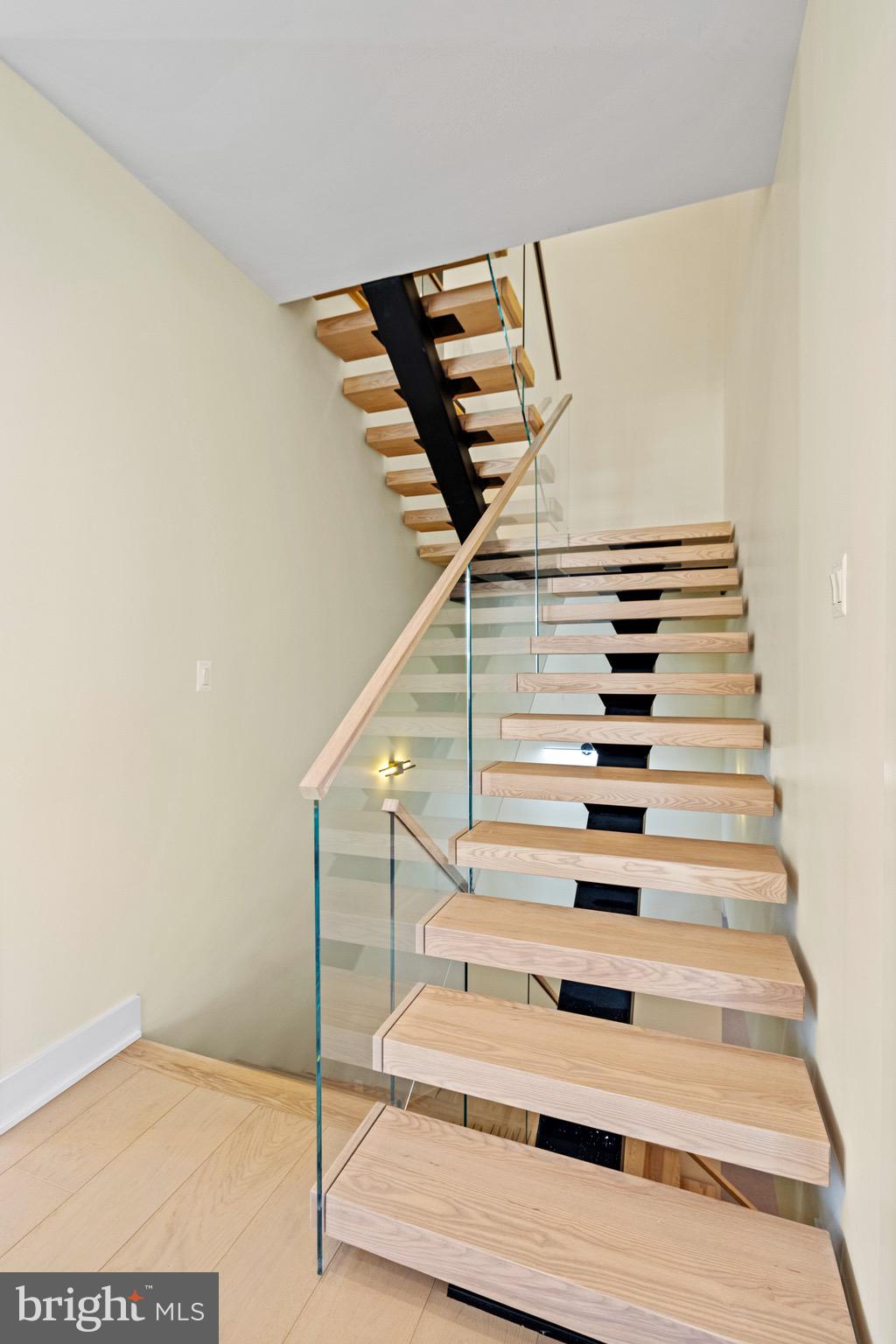 MCLEAN MANOR - Residential