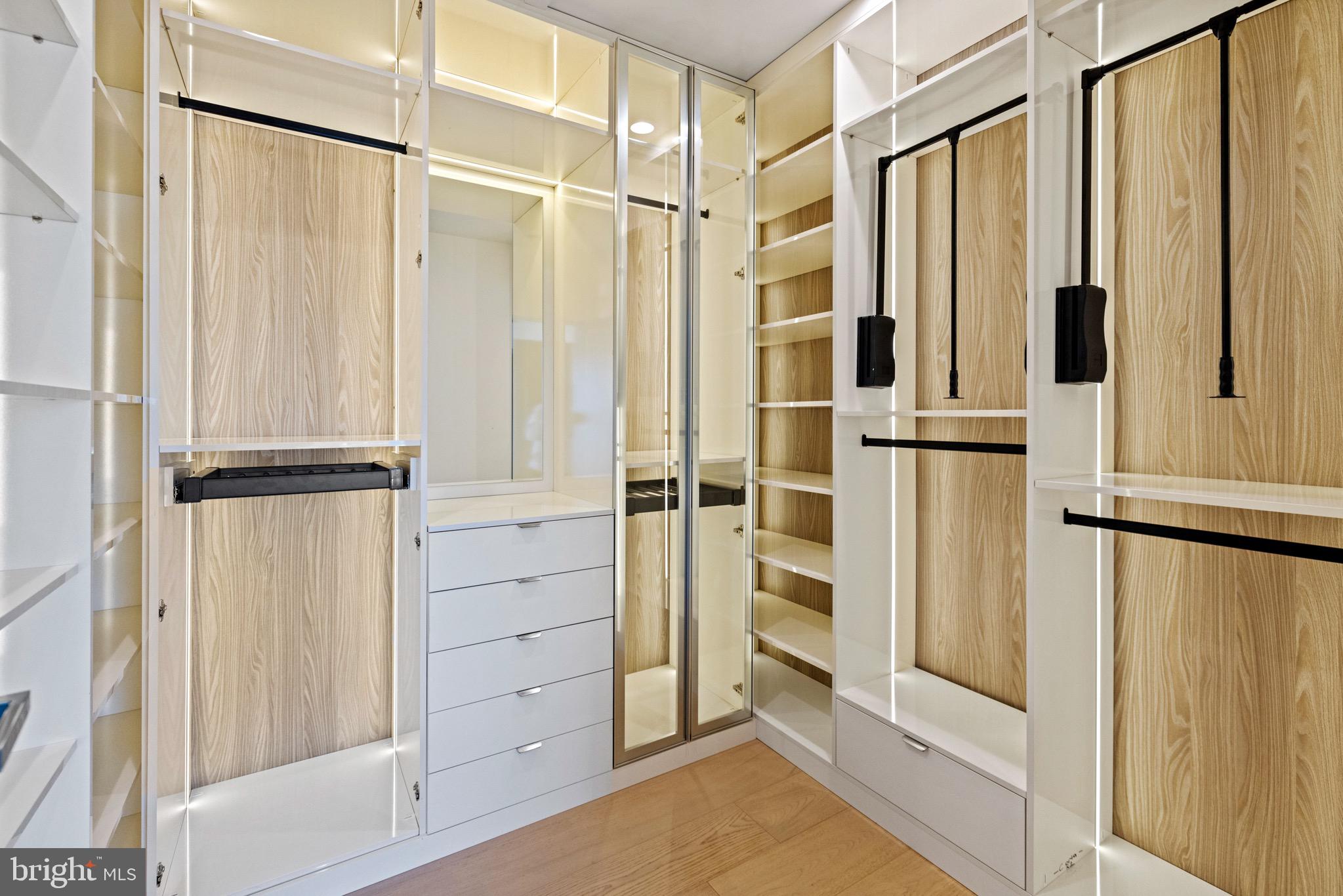 MCLEAN MANOR - Residential