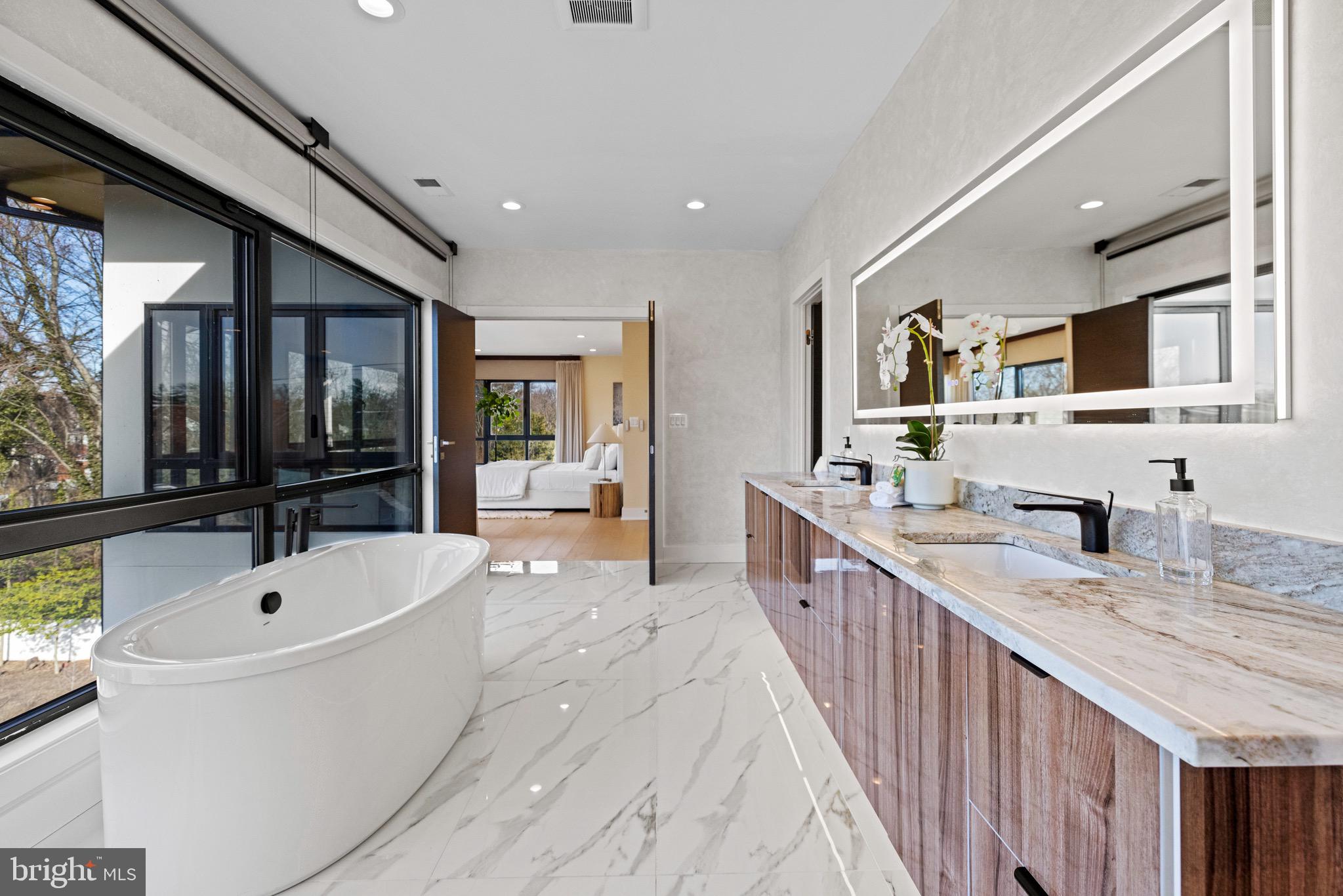 MCLEAN MANOR - Residential