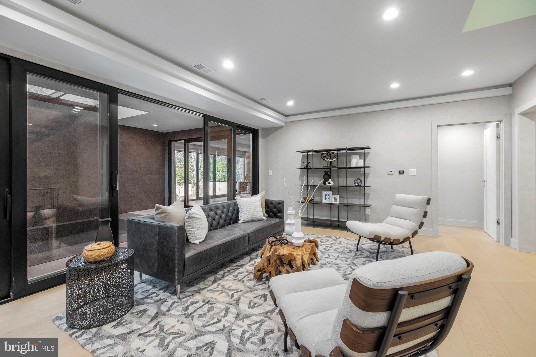 MCLEAN MANOR - Residential