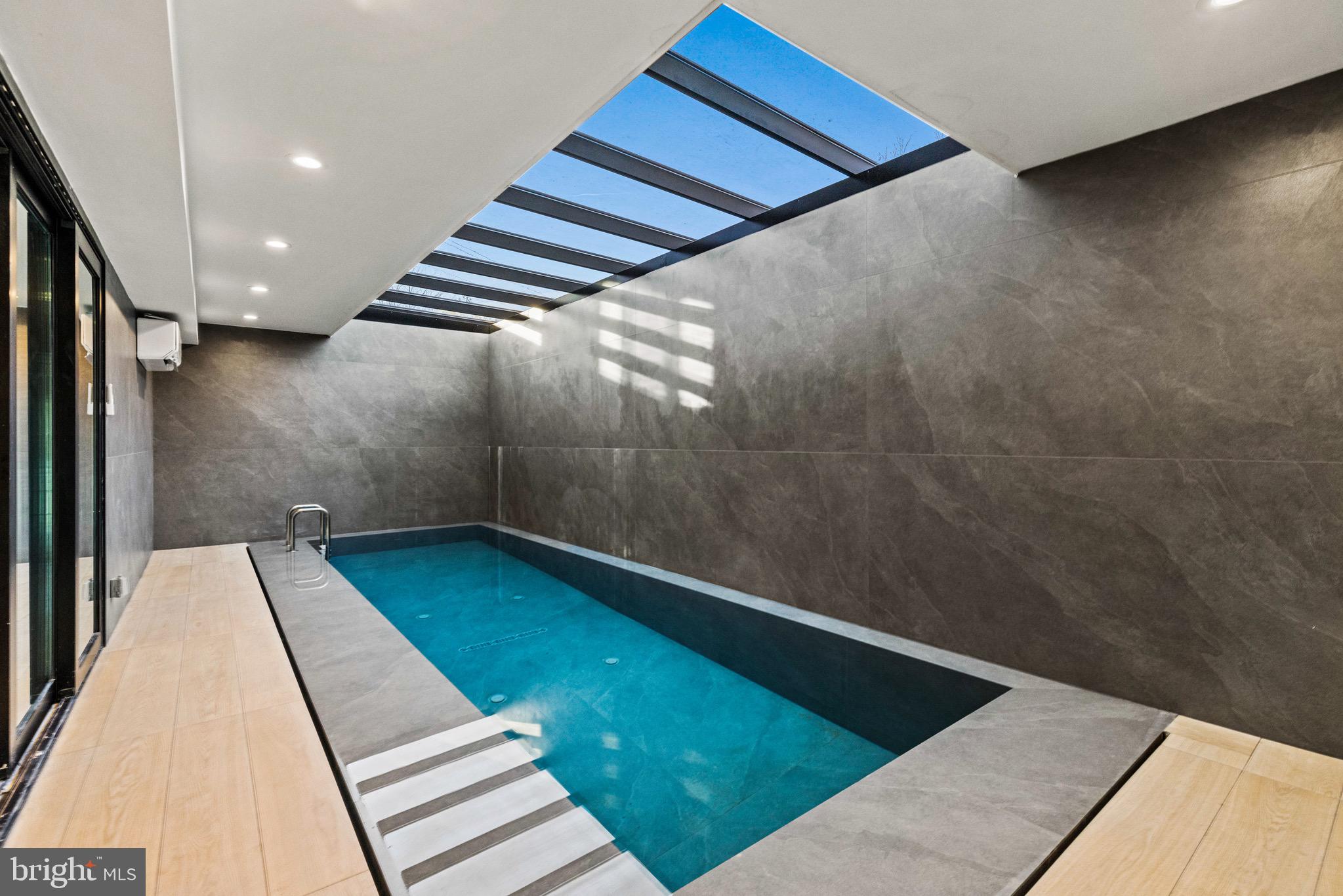 MCLEAN MANOR - Residential