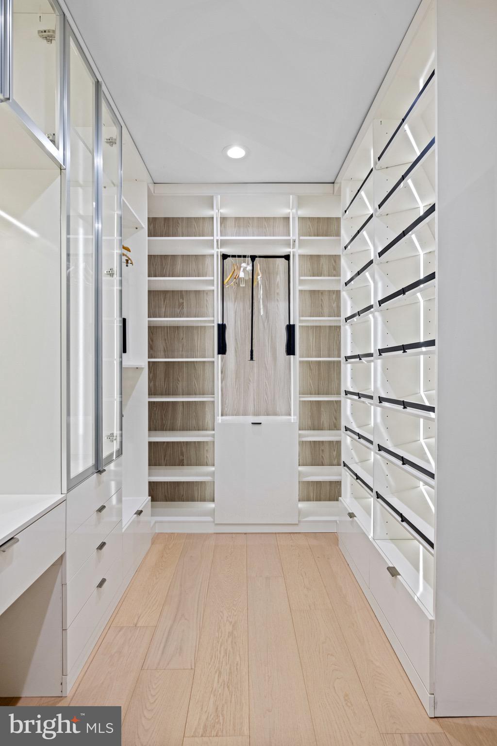 MCLEAN MANOR - Residential