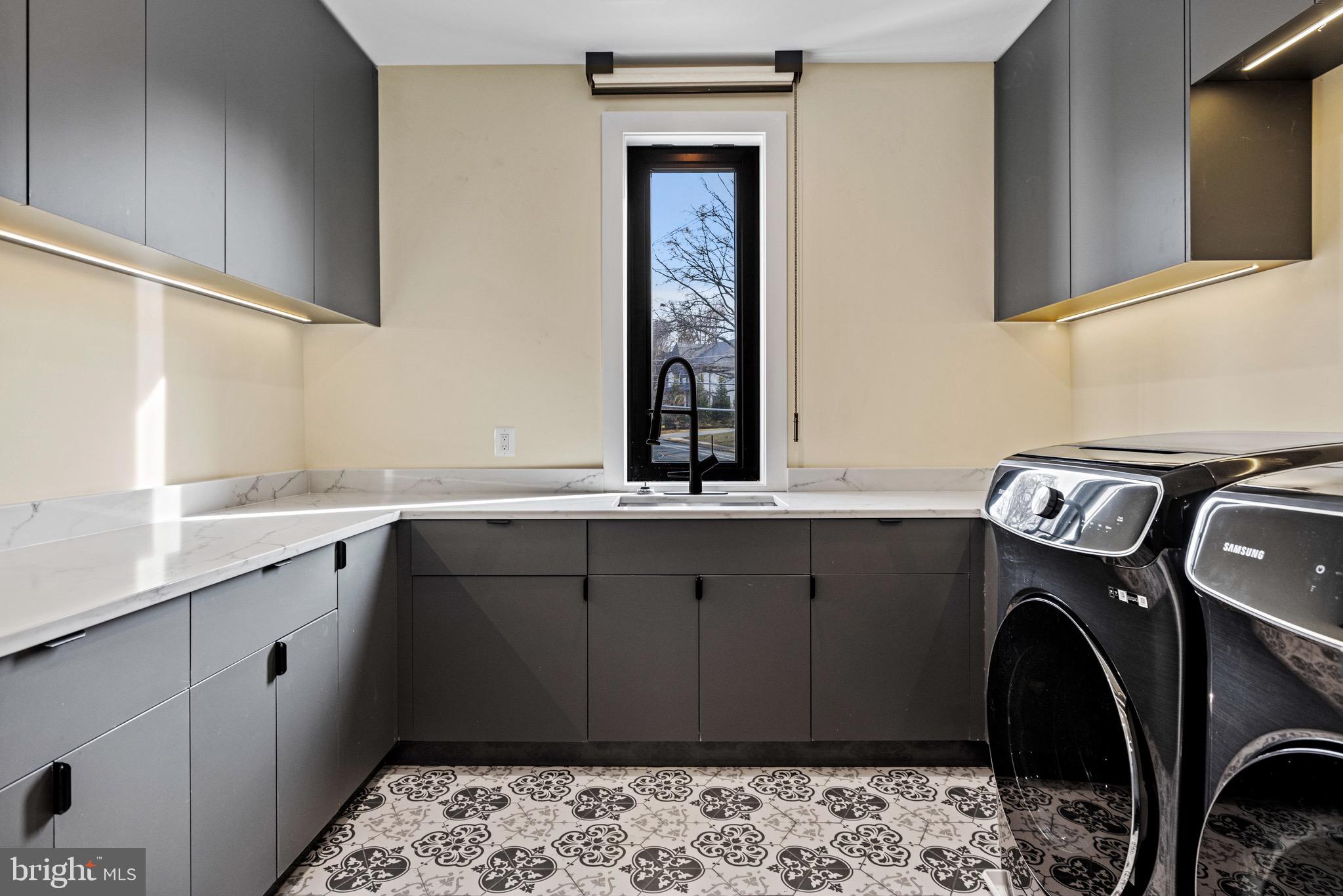 MCLEAN MANOR - Residential