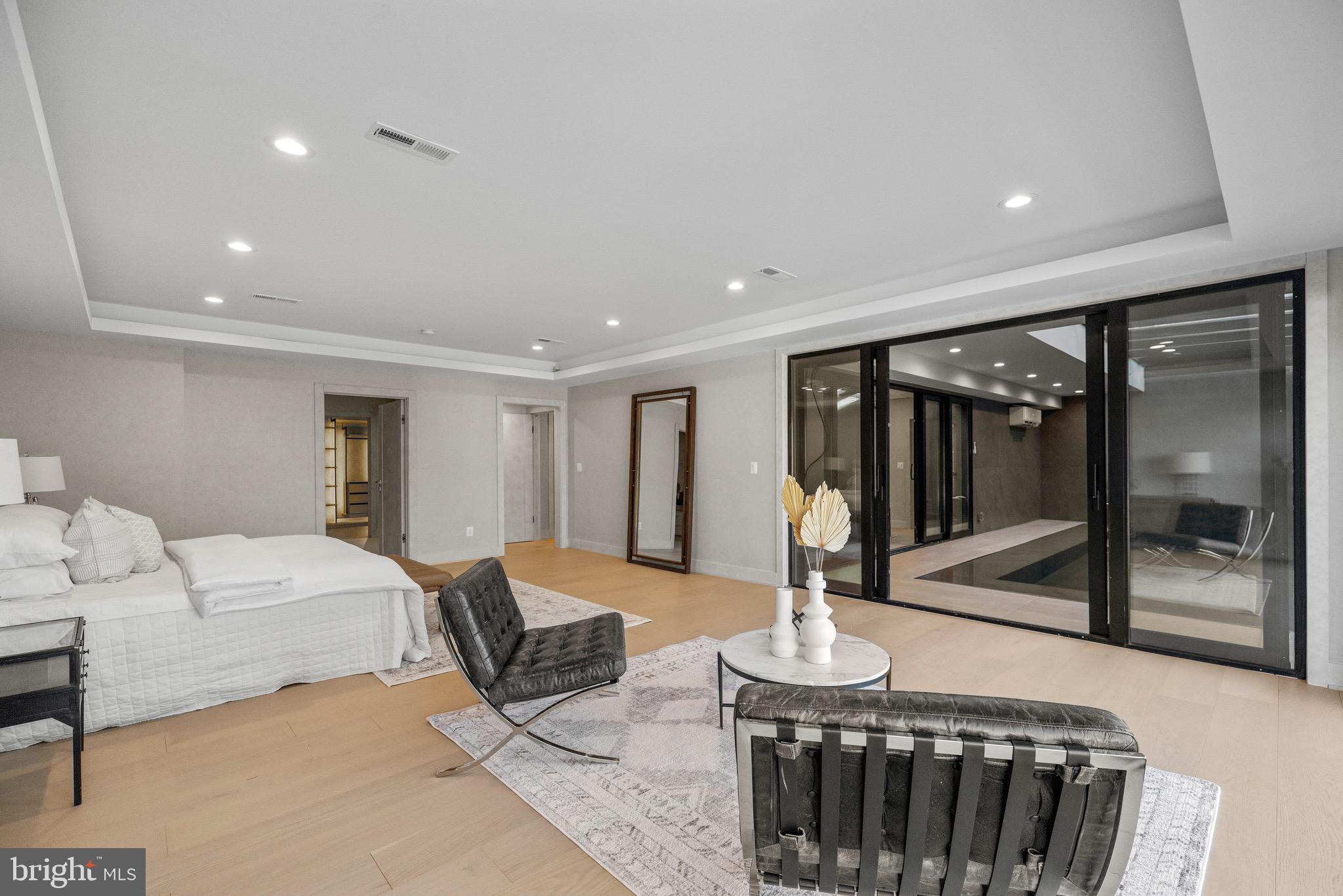 MCLEAN MANOR - Residential