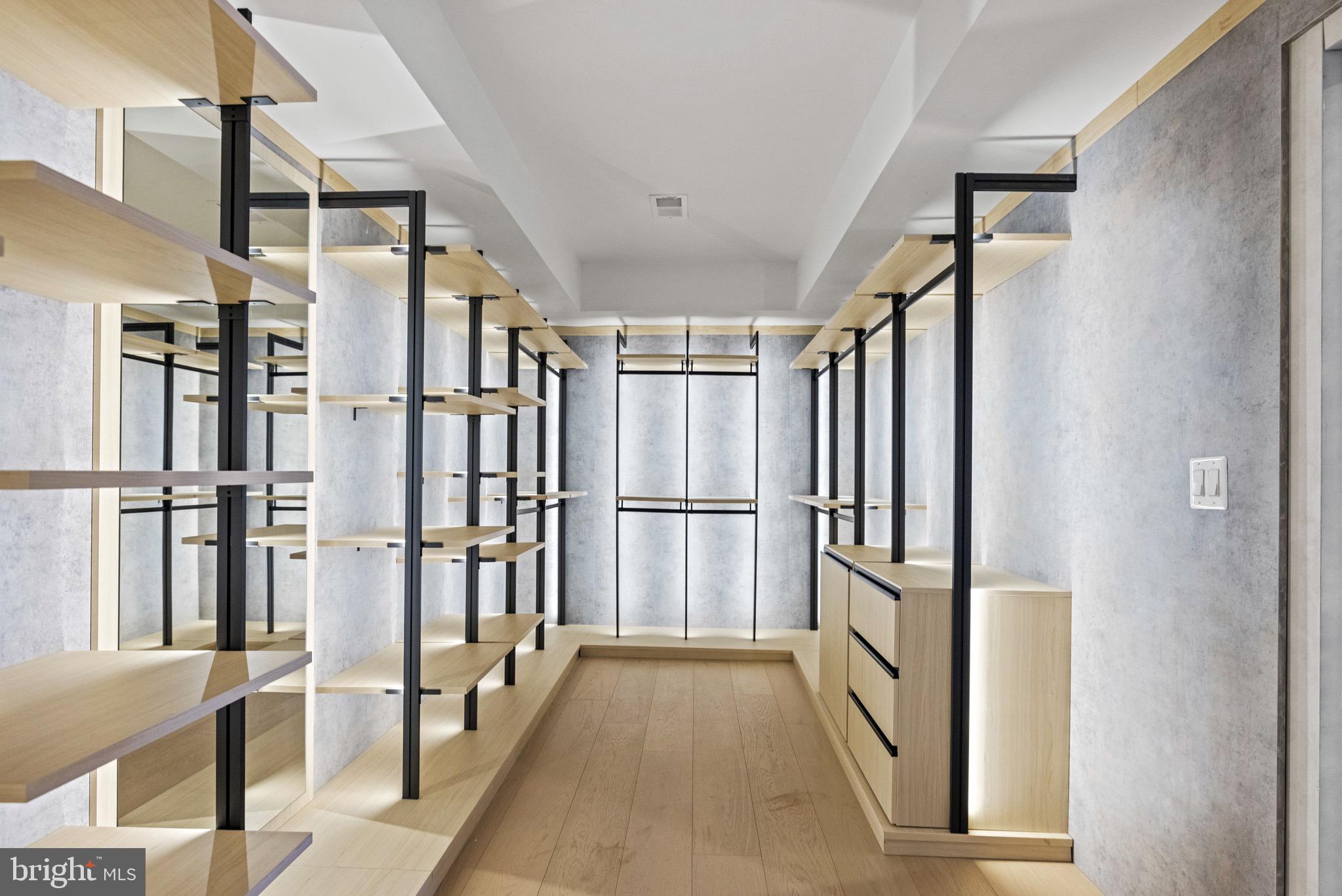 MCLEAN MANOR - Residential