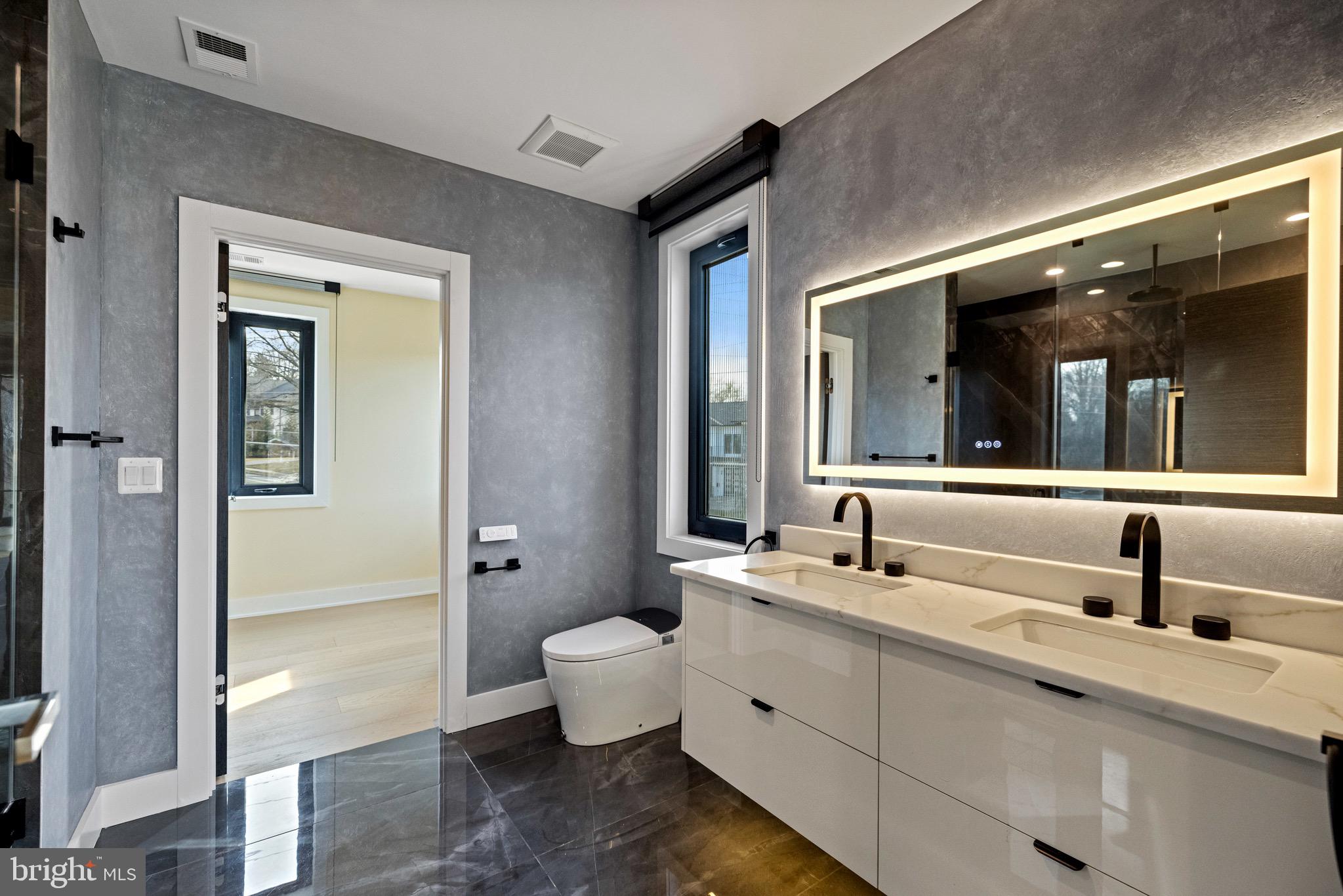 MCLEAN MANOR - Residential