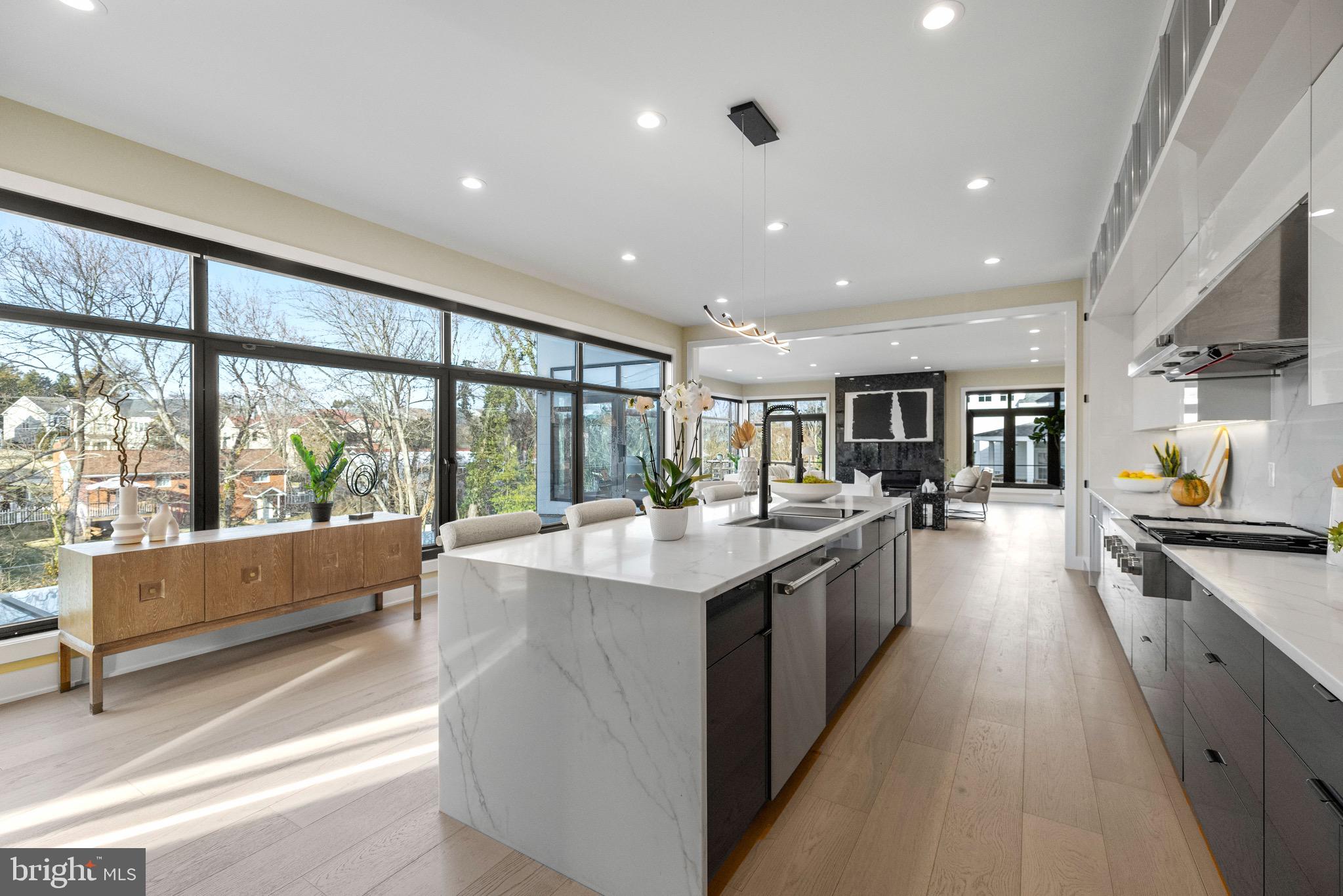 MCLEAN MANOR - Residential