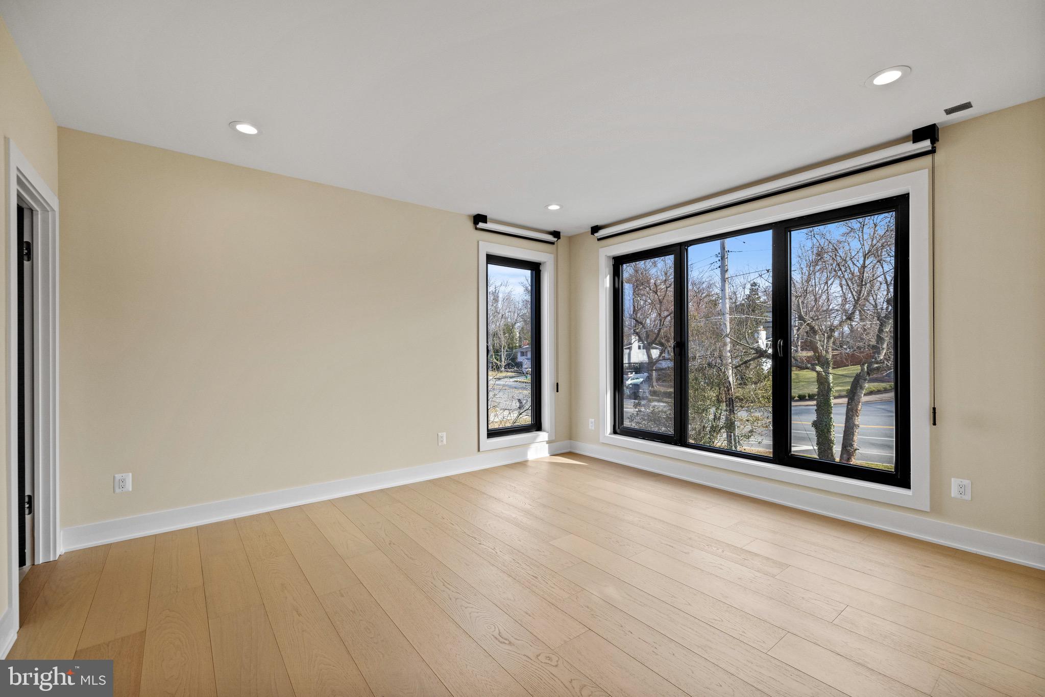 MCLEAN MANOR - Residential