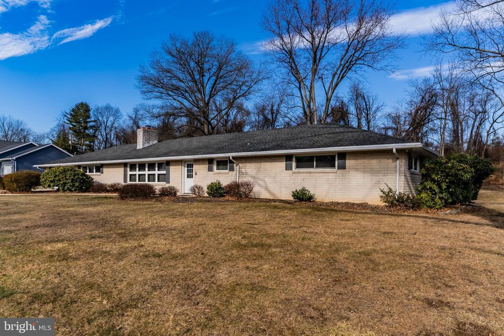 Photo of 5380 Wilshire Road, HARRISBURG, PA 17112 (MLS # PADA2052710)