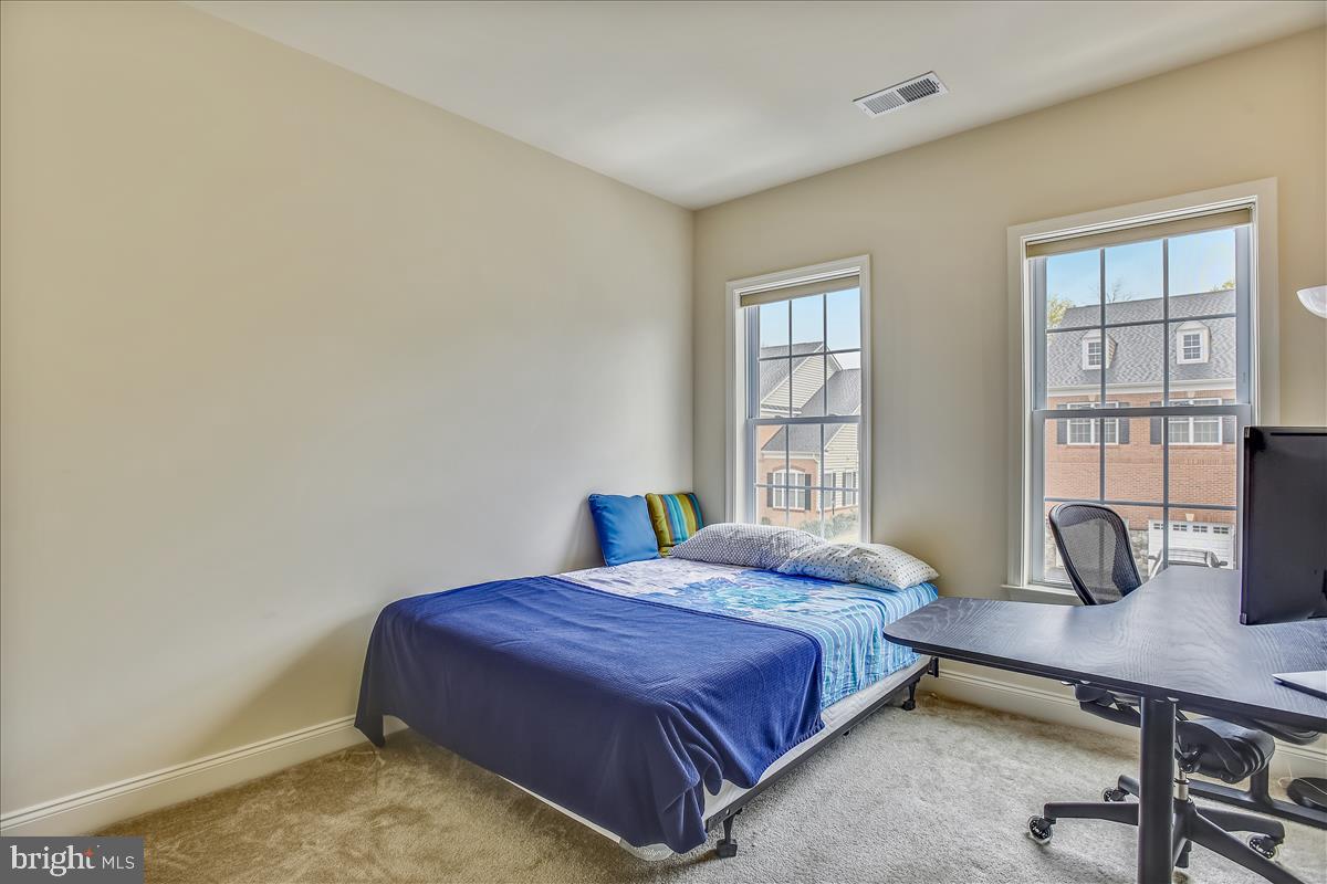 LOUDOUN VALLEY ESTATES 2 - Residential Lease