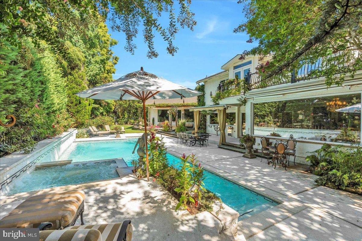 4 WALDEN COURT