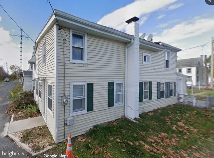 Nicely maintained  two bedroom rental with long term tenants that are looking to stay for another 2 years at min. with automatic increase built into the lease. Please allow 48hrs notice for showings.