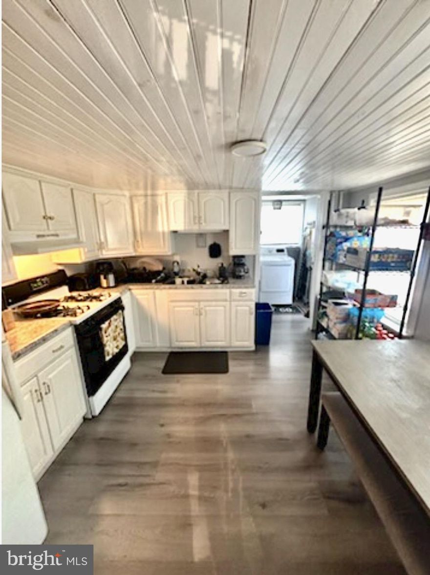 Nicely maintained  two bedroom rental with long term tenants that are looking to stay for another 2 years at min. with automatic increase built into the lease. Please allow 48hrs notice for showings.