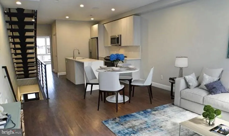 Philadelphia, Pennsylvania 19130, United States, 3 Bedrooms Bedrooms, ,3 BathroomsBathrooms,Residential,Active,96128