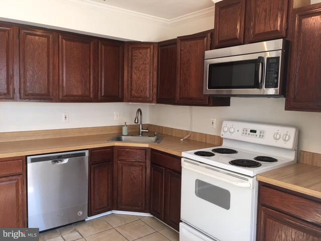 HUNTERS SQUARE - Residential Lease