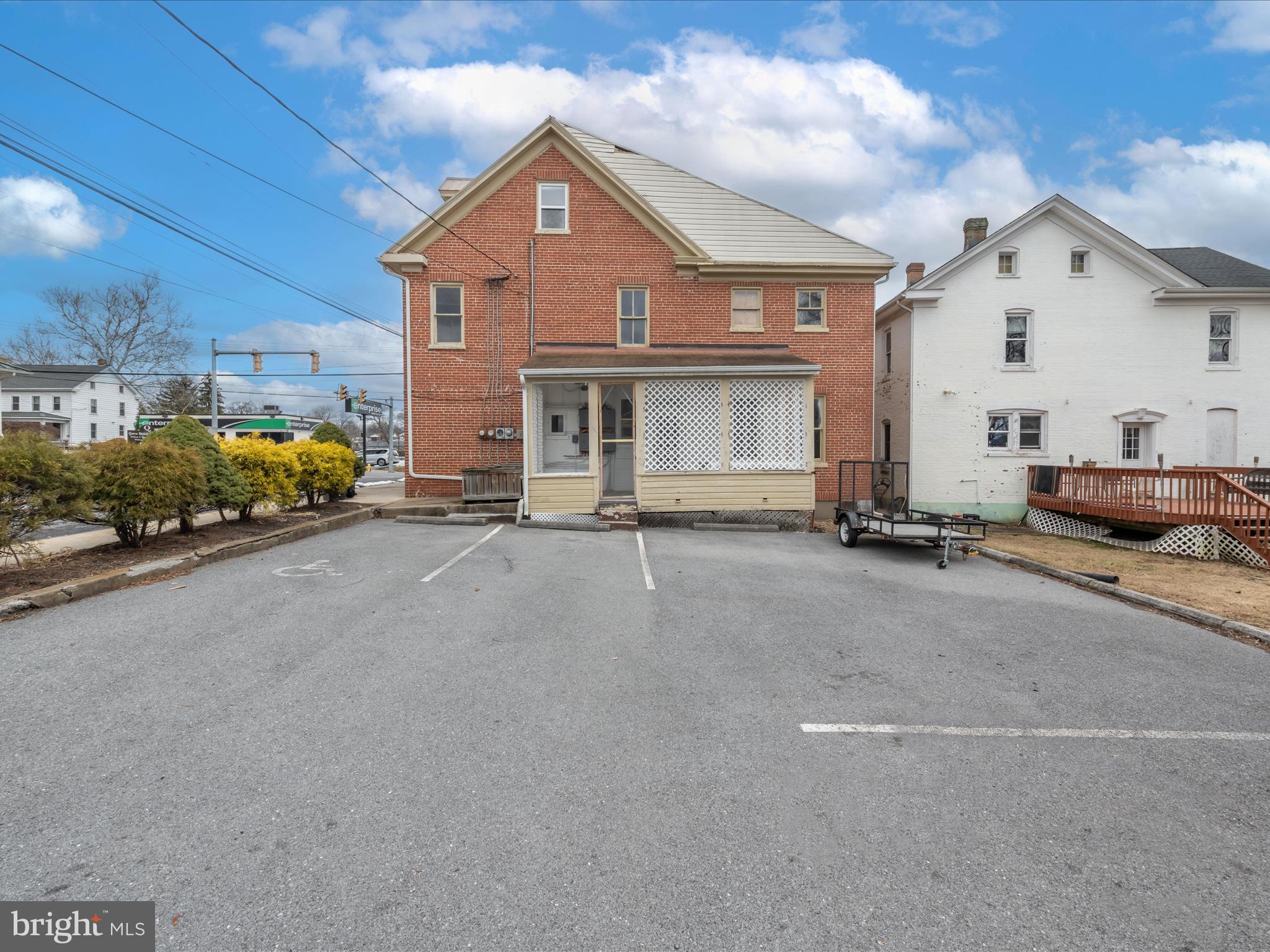 Main image without alt text